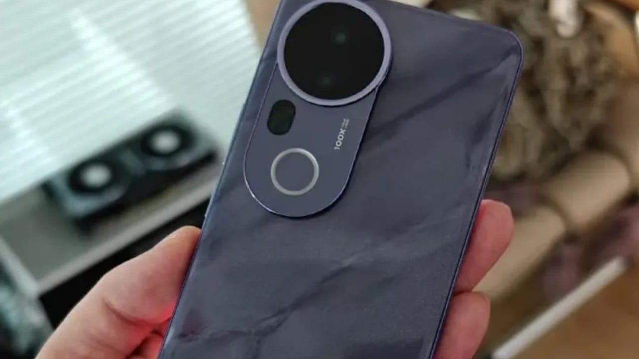 വിവോ വി50 ഇന്ത്യയിൽ അടുത്ത മാസം അവതരിപ്പിക്കപ്പെടും. ചൈനയിൽ നേരത്തെ അവതരിപ്പിക്കപ്പെട്ട വിവോ എസ്20 എന്ന മോഡലിൻ്റെ റീബ്രാൻഡഡ് വേർഷനാണ് വിവോ വി50 എന്നാണ് സൂചന. പുറത്തുവരുന്ന റിപ്പോർട്ടുകൾ പ്രകാരം വിവോ വി50 ഫെബ്രുവരി 18നാവും ഇന്ത്യൻ മാർക്കറ്റിലെത്തുക. (Image Courtesy - Social Media)
