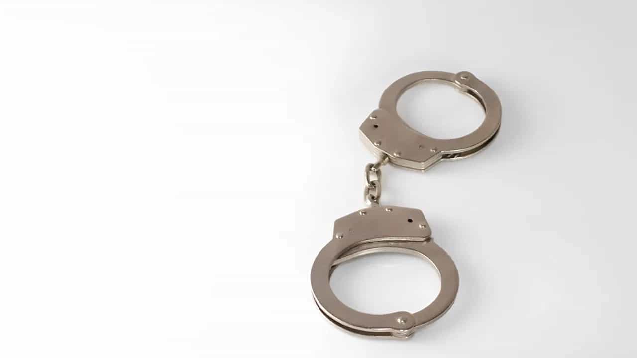 Police Arrest : ചായക്കടയില് കണ്ട കാഴ്ച സിപിഒയെ ഞെട്ടിച്ചു, ദാ നില്ക്കുന്നു പിടിക്കിട്ടാപ്പുള്ളി; അന്തിക്കാട് വാറന്റ് പ്രതി പിടിയില് Police Arrest : ചായക്കടയില് കണ്ട കാഴ്ച സിപിഒയെ ഞെട്ടിച്ചു, ദാ നില്ക്കുന്നു പിടിക്കിട്ടാപ്പുള്ളി; അന്തിക്കാട് വാറന്റ് പ്രതി പിടിയില്
