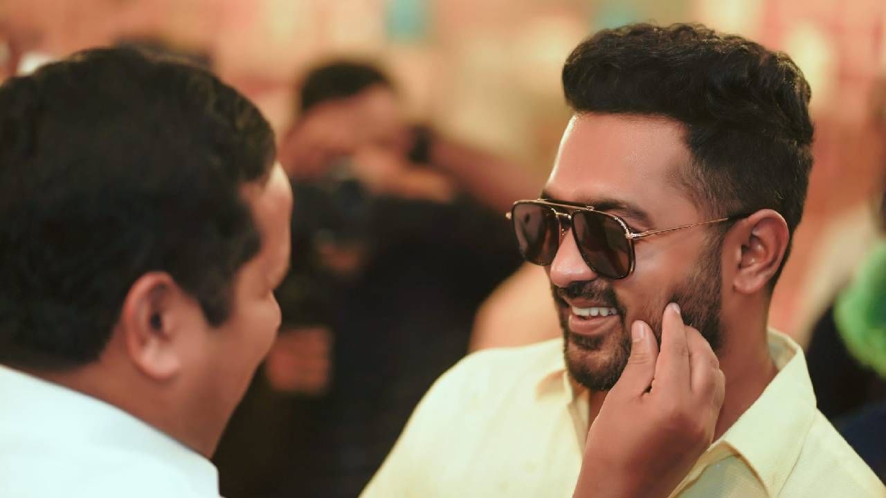 ഇപ്പോഴിതാ അത്തരം ഒരു അനുഭവം ഒരു സൂപ്പർ താരത്തിനുണ്ടായതായി ചിത്രത്തിന്റെ മേക്കപ്പ് മാൻ സുധി സുരേന്ദ്രൻ പറയുന്നു. യുവതാരം ആസിഫ് അലിക്കാണ് അത്തരമൊരു സാഹചര്യമാണ് ഉണ്ടായത്. ''മറ്റൊരു സിനിമയുടെ ഷൂട്ടിംഗ് ലൊക്കേഷനിൽ നിന്നാണ് ആസിഫ് അലി മാർക്കോ കാണാൻ എത്തിയത്. (image credits:facebook)