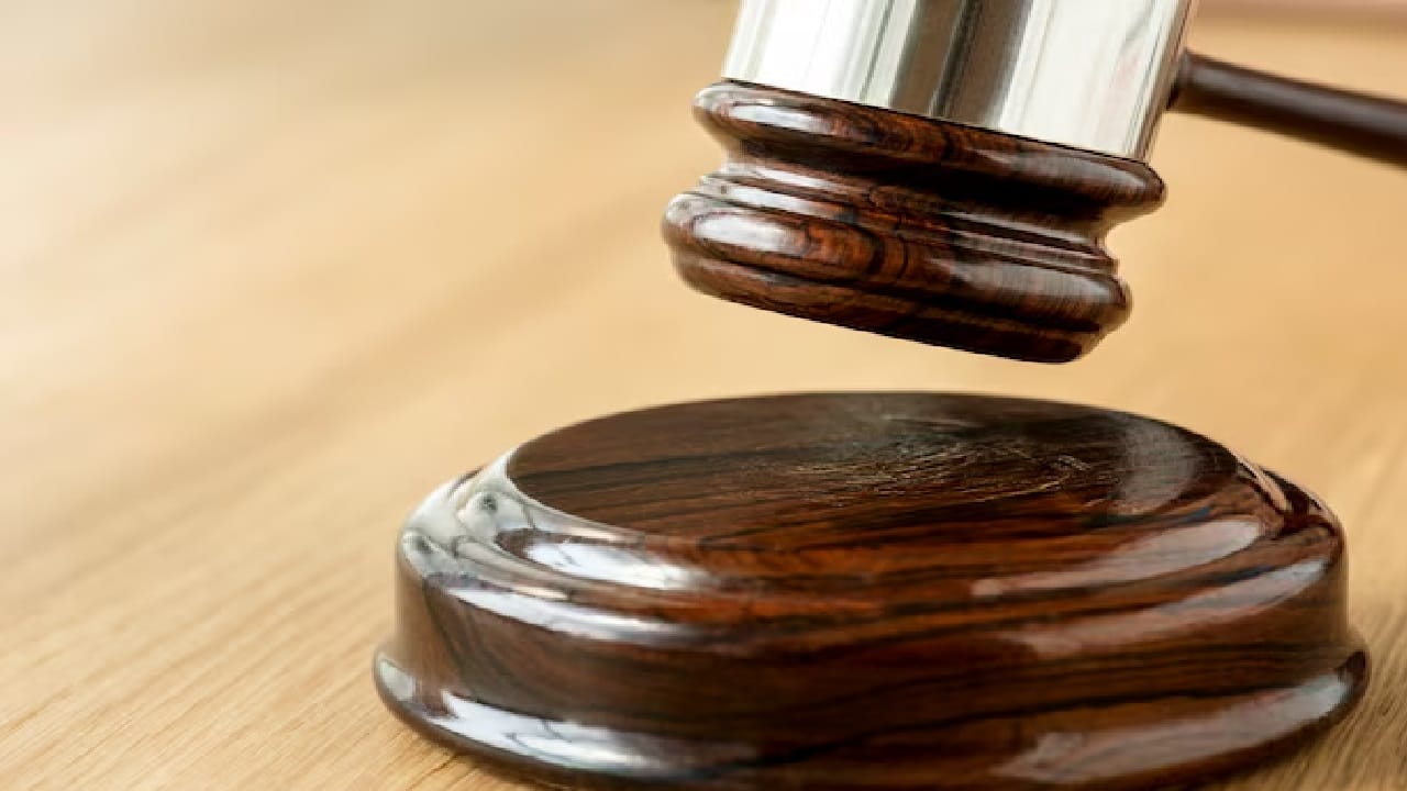 ആറ്റിങ്ങല്‍ ഇരട്ടക്കൊലക്കേസില്‍ മുഖ്യപ്രതി നിനോ മാത്യുവിന് നേരത്തെ കോടതി വധശിക്ഷ വിധിച്ചിരുന്നു. എന്നാല്‍ വിചാരണക്കോടതി വിധിച്ച വധശിക്ഷ കഴിഞ്ഞ മെയില്‍ ഹൈക്കോടതി ജീവപര്യന്തമാക്കി ഇളവ് ചെയ്തു. പരോളില്ലാതെ 25 വര്‍ഷം കഠിന തടവിനാണ് നിനോമാത്യുവിനെ ഹൈക്കോടതി ശിക്ഷിച്ചത്. കേസിലെ രണ്ടാം പ്രതി അനുശാന്തിക്ക് ഏതാനും ദിവസം മുമ്പ് സുപ്രീംകോടതി ജാമ്യം അനുവദിച്ചിരുന്നു  (Image Credits : Freepik)