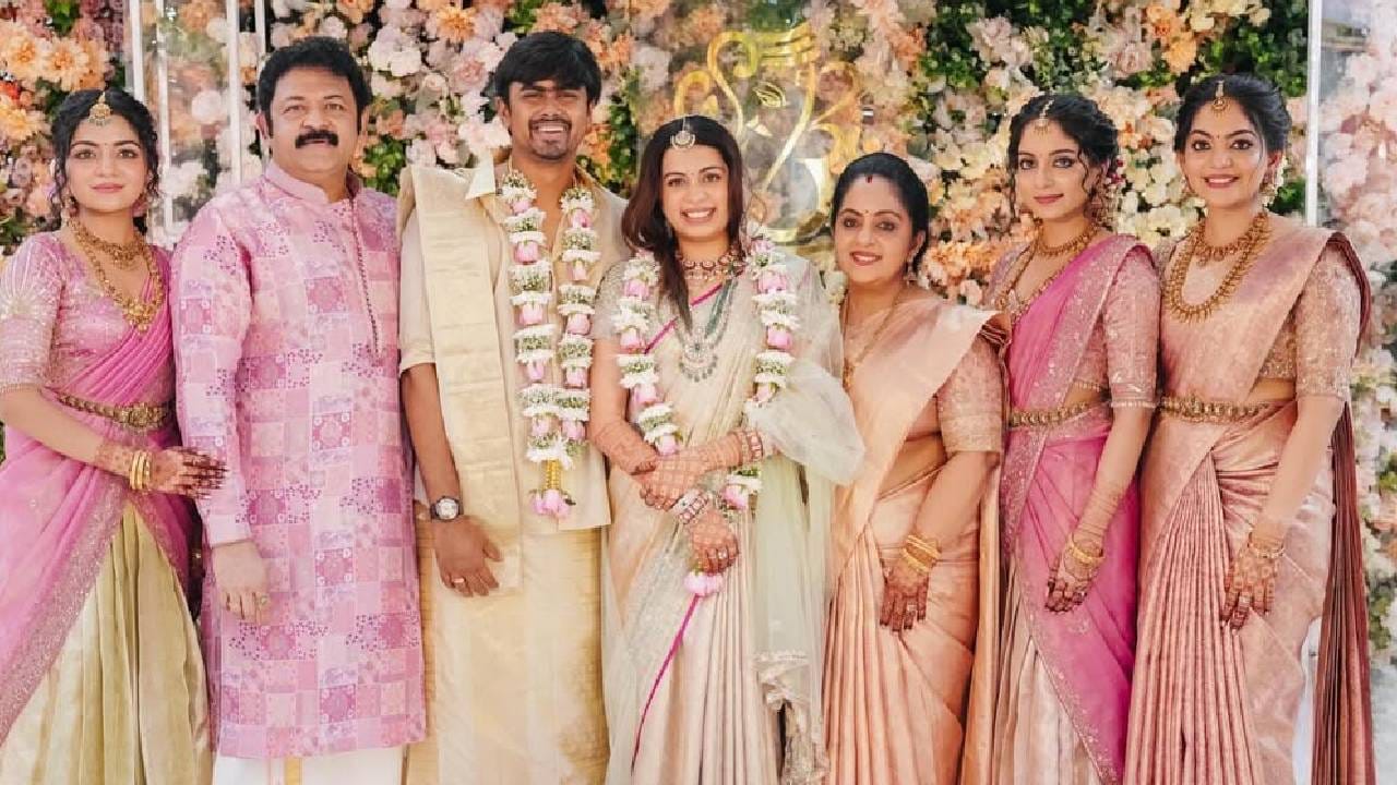 ഏറെ ആരാധകരുള്ള പ്രിയ താരകുടുംബമാണ് നടൻ കൃഷ്ണകുമാറിന്റേത്. താര കുടുംബത്തിലെ എല്ലാവരെയും മലയാളികൾക്ക് സുപരിചിതമാണ്. ഇപ്പോഴിതാ കുടുംബത്തിലേക്ക് പുതിയ ഒരു കുഞ്ഞ് അതിഥി എത്തുന്ന സന്തോഷത്തിലാണ് എല്ലാവരും. അടുത്തിടെയാണ് ദിയ കൃഷ്ണ ​ഗർഭിണി ആണെന്ന വാർത്ത പുറത്ത് വന്നത്. (image credits:instagram)