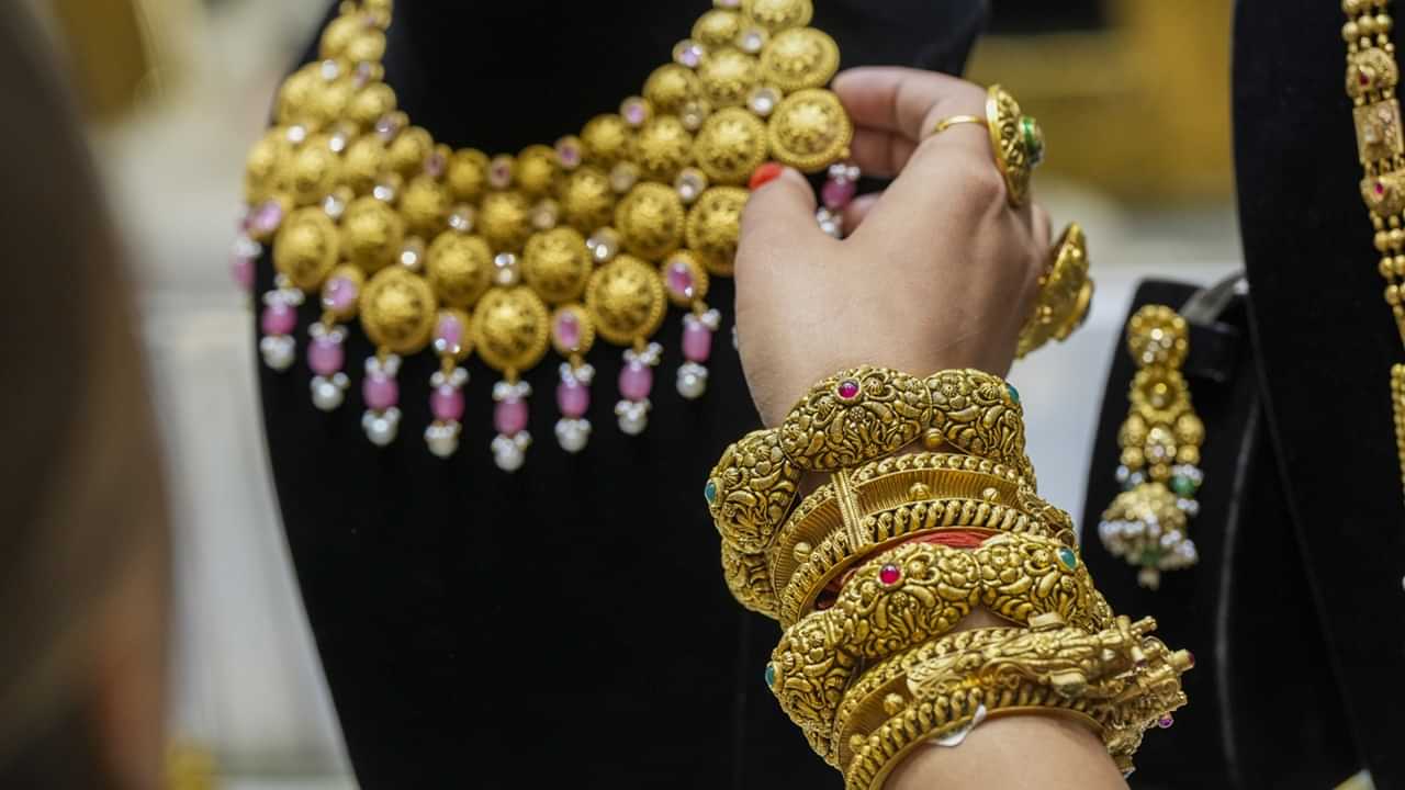 Kerala Gold Price: വീണ്ടും റെക്കോർഡ് നിരക്കിൽ സ്വർണവില; 63,000 രൂപ കടന്നു; ഇന്നത്തെ നിരക്ക് അറിയാം Kerala Gold Price: വീണ്ടും റെക്കോർഡ് നിരക്കിൽ സ്വർണവില; 63,000 രൂപ കടന്നു; ഇന്നത്തെ നിരക്ക് അറിയാം