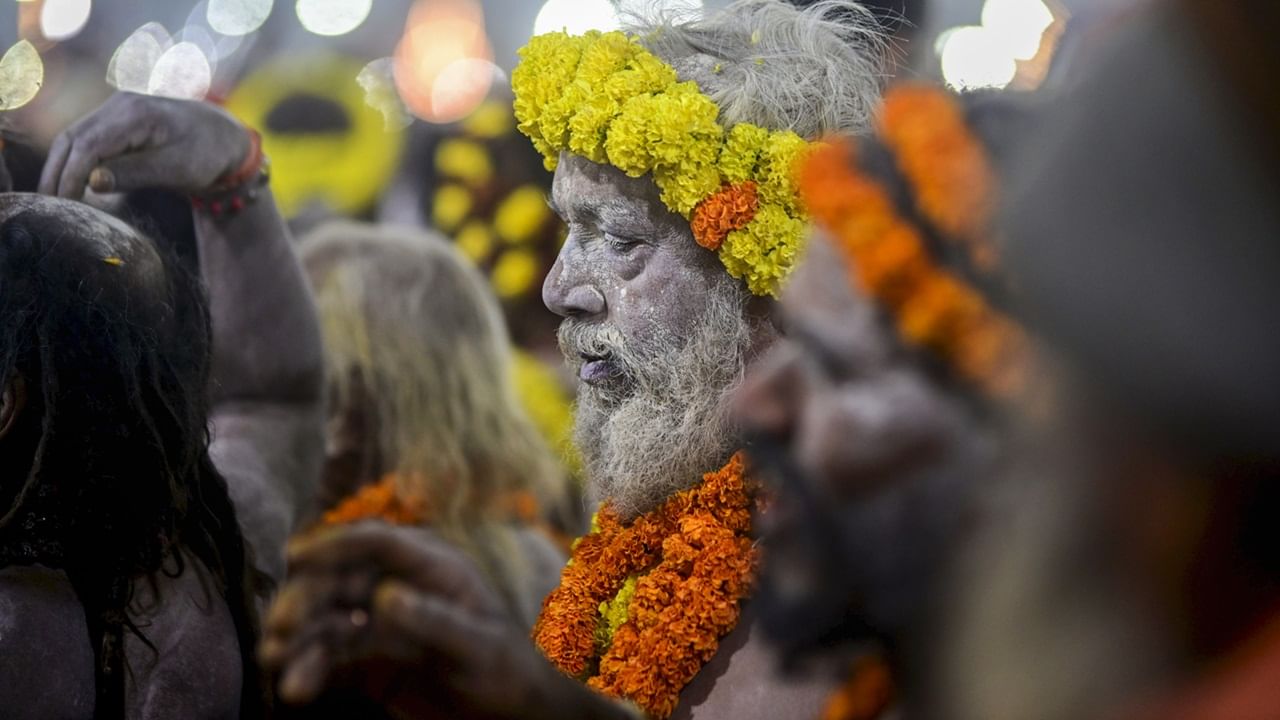 ഒരു വര്‍ഷം ലഭിക്കുന്ന വരുമാനം രണ്ട് മാസത്തിനുള്ളില്‍ കിട്ടുമെന്നും അദ്ദേഹം പറഞ്ഞു. മഹാകുംഭമേളയ്ക്കായി ഉത്തര്‍പ്രദേശ് സര്‍ക്കാര്‍ ഏകദേശം 7,500 കോടി രൂപയാണ് ചെലവഴിക്കുന്നത്.  നികുതി, വാടക, മറ്റ് ചാർജുകൾ എന്നിവയിലൂടെ 25,000 കോടിയിലധികം വരുമാനം ഉത്തർപ്രദേശ് സർക്കാർ നേടുമെന്ന് പ്രതീക്ഷിക്കുന്നതായി കുംഭമേള നോഡൽ ഓഫീസർ വിജയ് ആനന്ദ് പറഞ്ഞു (Image Credits : PTI)