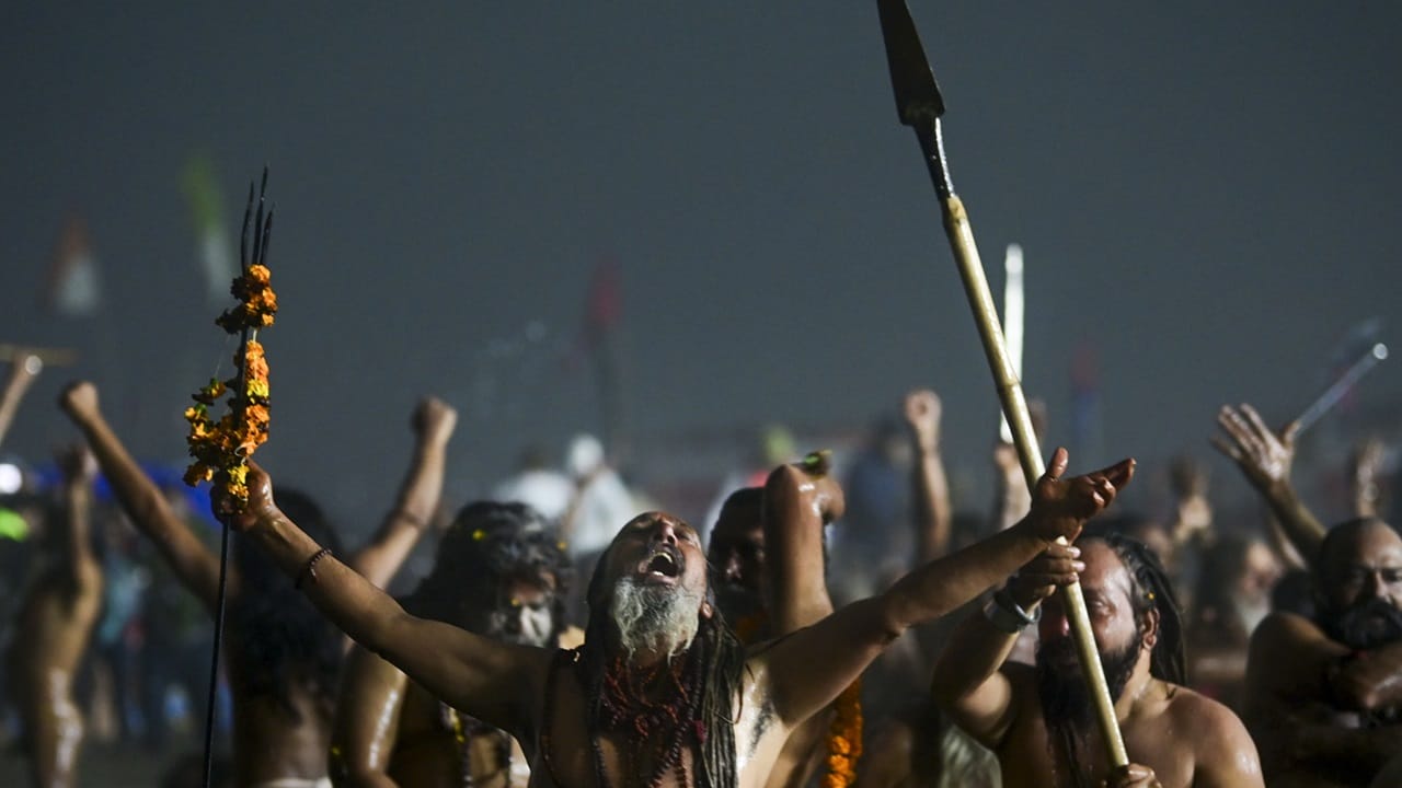 2013ല്‍ നടന്ന മഹാകുംഭമേളയില്‍ ഏകദേശം 12000 കോടി രൂപയുടെ വരുമാനമാണ് ലഭിച്ചത്. 2019ലെ കുംഭമേളയില്‍ നിന്ന് 1.2 ലക്ഷം കോടി രൂപ വരുമാനം ലഭിച്ചെന്ന് കോണ്‍ഫെഡറേഷന്‍ ഓഫ് ഇന്ത്യന്‍ ഇന്‍ഡസ്ട്രി നടത്തിയ പഠനത്തില്‍ പറയുന്നു. വിവിധ മേഖലകളില്‍ ആറു ലക്ഷത്തിലധികം പേര്‍ക്ക് തൊഴില്‍ ലഭിച്ചതായും റിപ്പോര്‍ട്ടുകള്‍ പറയുന്നു (Image Credits : PTI)