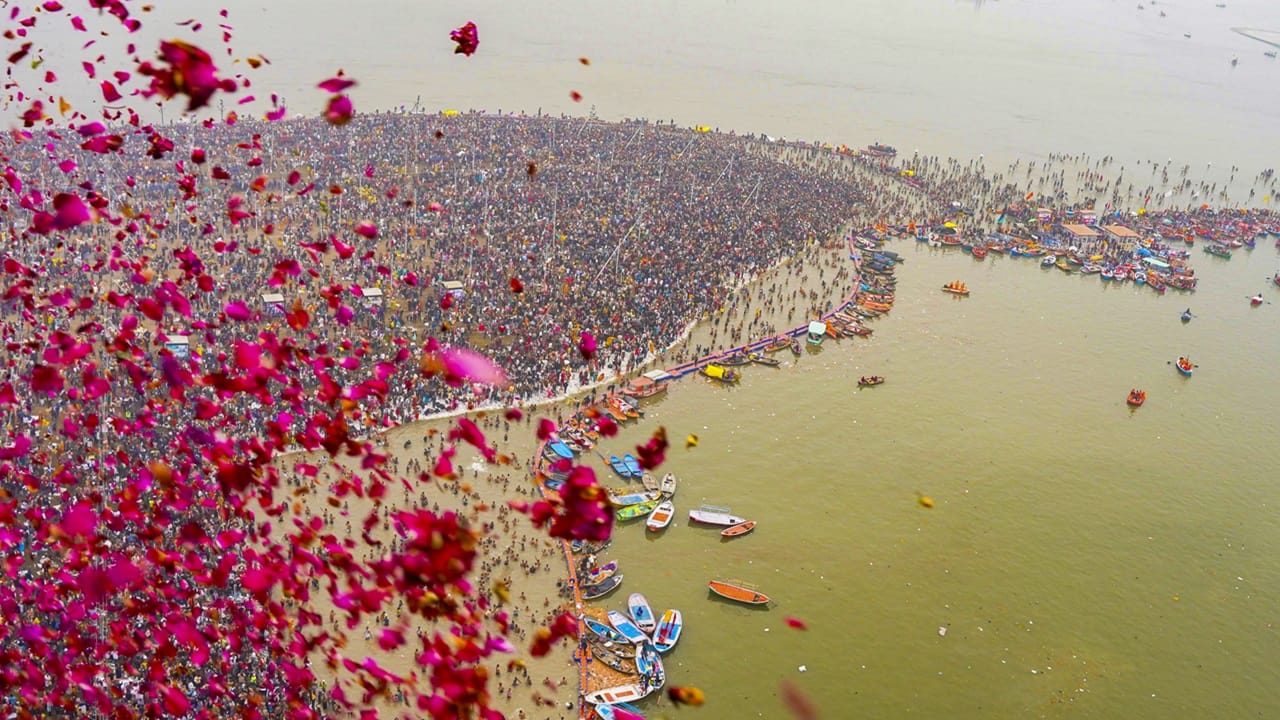 മഹാകുംഭമേളയിലൂടെ ഇത്തവണയും വന്‍ വരുമാനം ലഭിക്കുമെന്നാണ് റിപ്പോര്‍ട്ട്. രണ്ട് ലക്ഷം കോടിയിലധികം രൂപയുടെ വരുമാനം നേടുമെന്നാണ് ഉത്തര്‍പ്രദേശ് ഇന്‍ഡസ്ട്രിയല്‍ ഡവലപ്‌മെന്റ് മന്ത്രി നന്ദ് ഗോപാല്‍ ഗുപ്ത നന്ദിയുടെ കണക്കുകൂട്ടല്‍. മഹാകുംഭമേളയില്‍ ഭക്തര്‍ക്ക് ആവശ്യമായ അടിസ്ഥാന വസ്തുക്കളില്‍ നിന്ന് മാത്രം 17,310 കോടി രൂപ വരുമാനം ലഭിക്കുമെന്ന് കോണ്‍ഫെഡറേഷന്‍ ഓഫ് ഓള്‍ ഇന്ത്യ ട്രേഡേഴ്‌സിന്റെ (സിഎഐടി) യുപി ചാപ്റ്റര്‍ കണക്കാക്കുന്നു (Image Credits : PTI)