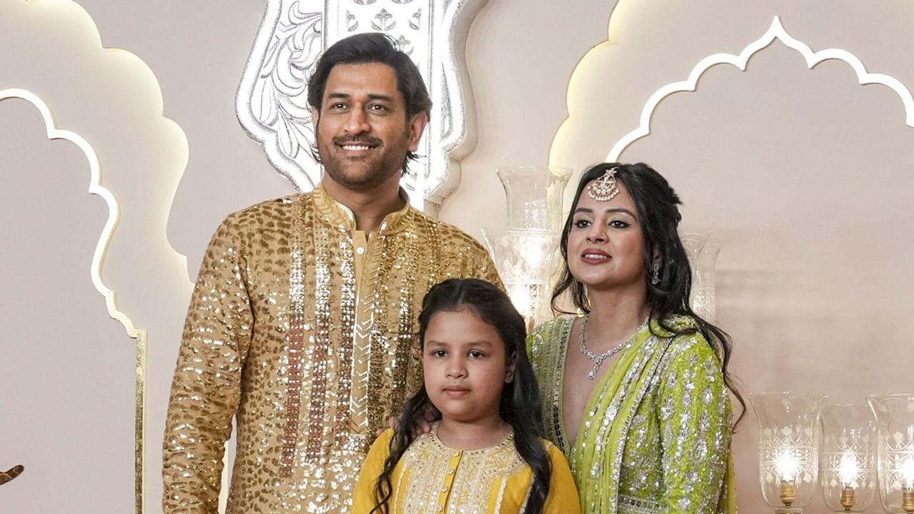 ഇന്ത്യന് ക്രിക്കറ്റ് ടീം മുന് ക്യാപ്റ്റന് എംഎസ് ധോണിയുടെ മകള് സിവയെ പരിപാലിച്ചിരുന്നതും മലയാളി ആയയായിരുന്നു. ഷീല എന്ന മലയാളിയായിരുന്നു സിവയുടെ ആയ. ഷീല പഠിപ്പിച്ച 'അമ്പലപ്പുഴ ഉണ്ണിക്കണ്ണനോട് നീ' എന്ന സിനിമാ ഗാനം സിവ പാടുന്ന വീഡിയോ ദൃശ്യങ്ങള് ഏതാനും വര്ഷം മുമ്പ് വൈറലായിരുന്നു (Image Credits : PTI)