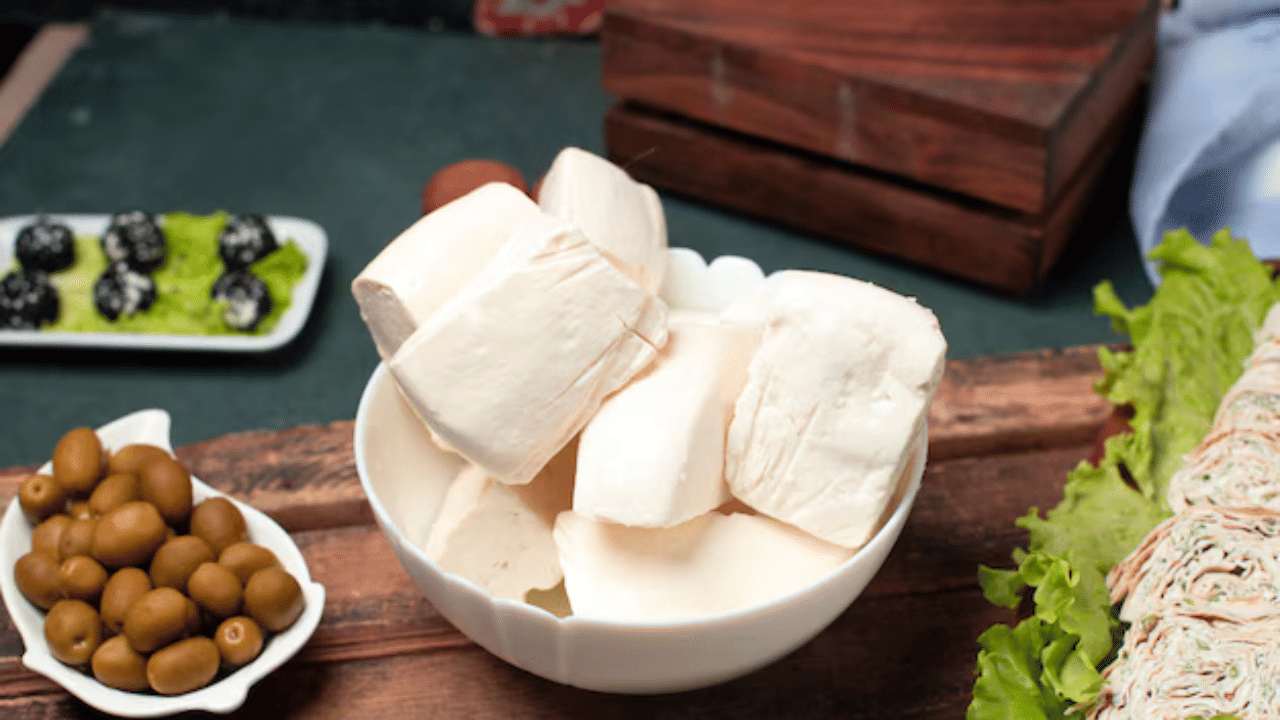 പനീറിന് സാധാരണ ഒരു പാലിൻ്റെ ​ഗന്ധമാണ് ഉണ്ടാവുക. കൂടാതെ പൊടിഞ്ഞുപോകാനുള്ള സാധ്യതയുണ്ട്. പനീറിൽ ശക്തിയായി അമർത്തുമ്പോൾ ബ്ബർ പോലെ തോന്നുന്നുണ്ടെങ്കിൽ അവ മായം കലർന്നതാവാം.