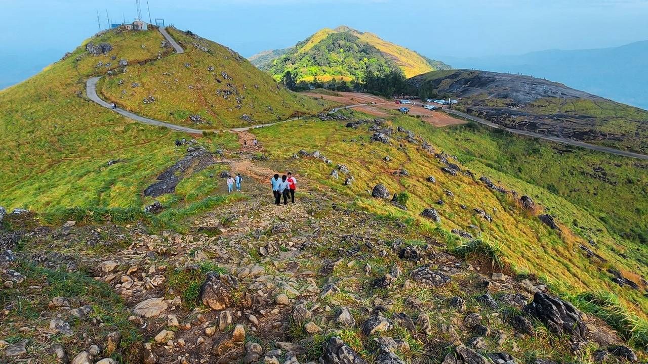 പൊന്മുടി
കേരളത്തിൽ തന്നെ പോകാവുന്ന മറ്റൊരു സ്ഥലമാണ് തിരുവനന്തപുരം ജില്ലയിൽ സ്ഥിതി ചെയ്യുന്ന പൊന്മുടി. സംസ്ഥാനത്തെ തന്നെ രണ്ടാമത്തെ ഉയരം കൂടിയ കൊടുമുടിയായ അഗസ്ത്യമുടി സ്ഥിതി ചെയ്യുന്നത് ഇവിടെയാണ്. വർഷത്തിൽ മിക്ക സമയത്തും ഇവിടെ തണുപ്പാണ്. ഇതുകൊണ്ട് തന്നെ നിരവധി സഞ്ചാരികളാണ് ദിവസം സ്ഥലം കാണാൻ എത്തുന്നത്. (image credits:facebook)