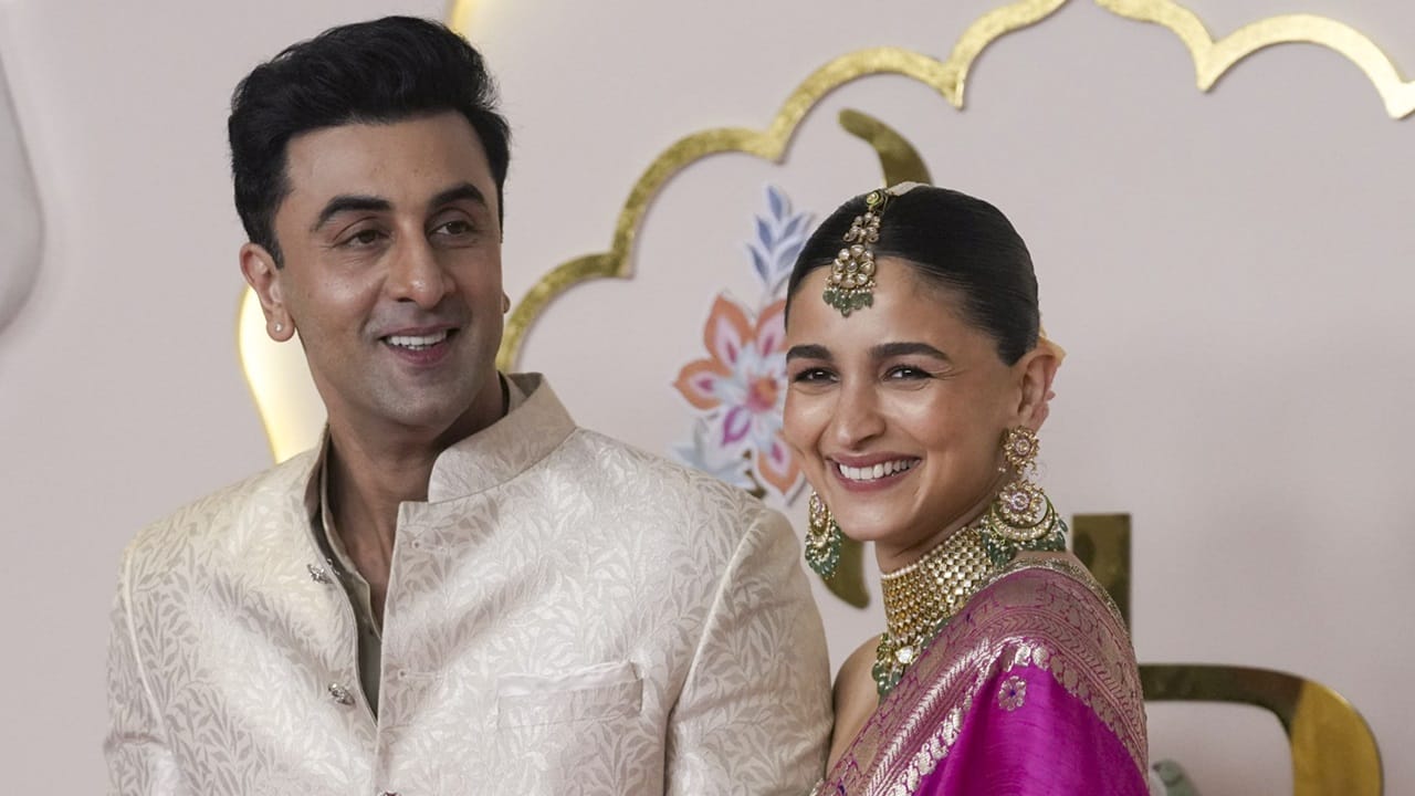 സെയ്ഫിനെ കൂടാതെ മറ്റ് ചില ബോളിവുഡ് താരങ്ങള്‍ക്കൊപ്പവും മലയാളി ആയമാര്‍ ജോലി ചെയ്യുന്നുണ്ട്. ബോളിവുഡ് താരങ്ങളായ രണ്‍ബീര്‍ കപൂറിന്റെയും ആലിയ ഭട്ടിന്റെയും മകള്‍ റാഹയെ പരിപാലിക്കുന്നതും ഒരു മലയാളി നഴ്‌സാണ്. ഒരു ടെലിവിഷന്‍ ഷോയിലാണ് ആലിയ ഇക്കാര്യം വെളിപ്പെടുത്തിയത്. തങ്ങളുടെ കുഞ്ഞിനെ 'ഉണ്ണി വാവാവോ പൊന്നുണ്ണി വാവാവോ' എന്ന പാട്ട് പാടിയാണ് നഴ്‌സ് ഉറക്കിയിരുന്നതെന്നും, രണ്‍ബീര്‍ ഇപ്പോള്‍ ആ പാട്ട് പഠിച്ചതായും ആലിയ പറഞ്ഞിരുന്നു. ബോളിവുഡ് താരദമ്പതികളുടെ മകള്‍ മലയാളം പാട്ട് കേട്ടാണ് ഉറങ്ങുന്നതെന്ന വാര്‍ത്ത വൈറലുമായിരുന്നു (Image Credits : PTI)