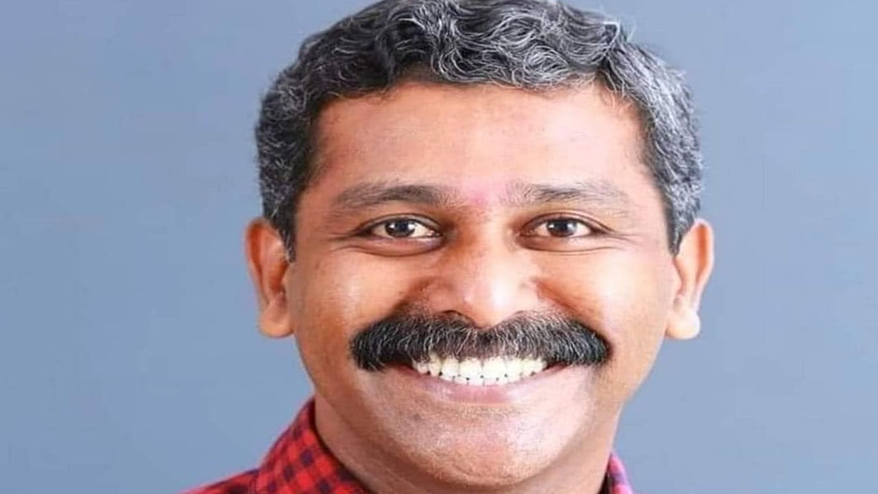 രഞ്ജിത്ത് ശ്രീനിവാസന്‍ വധക്കേസില്‍ 15 പ്രതികള്‍ക്കും കഴിഞ്ഞ വര്‍ഷം കോടതി വധശിക്ഷ വിധിച്ചിരുന്നു. ഒരു കേസില്‍ ഇത്രയധികം പേര്‍ക്ക് വധശിക്ഷ ലഭിക്കുന്നത് സംസ്ഥാനത്ത് ആദ്യമായാണ്. പെരുമ്പാവൂരില്‍ നിയമവിദ്യാര്‍ത്ഥിനിടെ ക്രൂരമായി കൊലപ്പെടുത്തിയ കേസിലെ പ്രതി അമീറുള്‍ ഇസ്ലാമിന്റെ വധശിക്ഷ ഹൈക്കോടതി കഴിഞ്ഞ വര്‍ഷം ശരിവച്ചിരുന്നു  (Image Credits : Social Media)