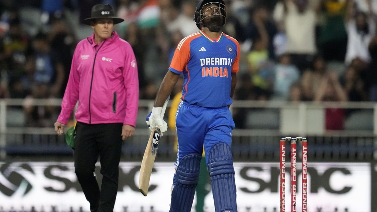 എങ്കിലും ഇന്ന് ആരംഭിക്കുന്ന ഇംഗ്ലണ്ടിനെതിരായ ടി20 പരമ്പര സഞ്ജുവിന് നിര്ണായകമാണ്. പരമ്പരയില് മികച്ച പ്രകടനം നടത്തിയാല് വിമര്ശകര്ക്കുള്ള കൃത്യമായ മറുപടിയാകും അത്. ടി20 പരമ്പരയില് സഞ്ജുവും അഭിഷേക് ശര്മയും ഓപ്പണര്മാരാകാനാണ് സാധ്യത. സഞ്ജുവാണ് ടീമിലെ പ്രധാന വിക്കറ്റ് കീപ്പര് (Image Credits : PTI)