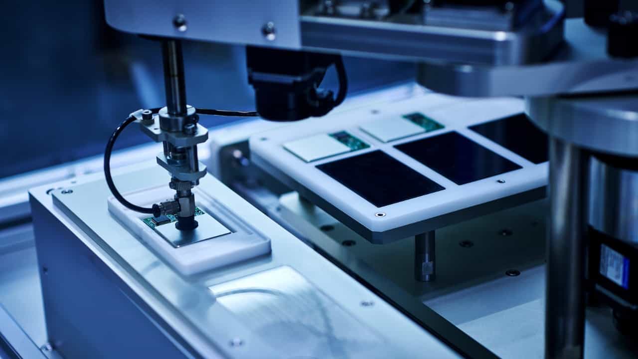 Smart Phone Battery: ബാറ്ററി 8000 MAH, കപ്പാസിറ്റി കൂട്ടാൻ സാംസംഗും, ആപ്പിളും; വരുമോ മാറ്റം? Smart Phone Battery: ബാറ്ററി 8000 MAH, കപ്പാസിറ്റി കൂട്ടാൻ സാംസംഗും, ആപ്പിളും; വരുമോ മാറ്റം?