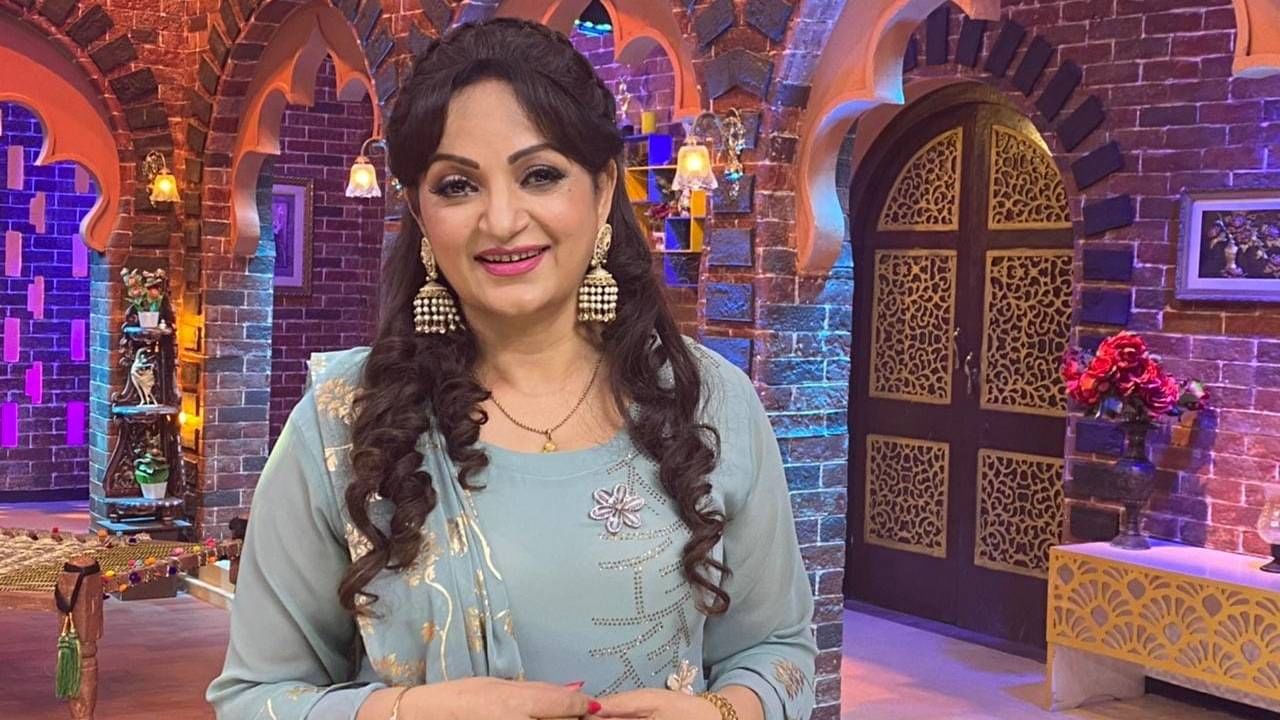 ഇതിന്റെ ഭാഗമായി സംവിധായകന്റെ ഓഫീസിൽ താൻ പോകറുണ്ട്. എല്ലാ തവണയും താൻ തൻ്റെ അമ്മയെയോ സഹോദരിയെയോ കൊണ്ടുപോകുമായിരുന്നു. ഇങ്ങനെ ഇരിക്കുമ്പോൾ ഒരിക്കൽ എന്തുകൊണ്ടാണ് എപ്പോഴും അവരെ കൂടെ കൊണ്ടുവരുന്നതെന്ന് അദ്ദേഹം തന്നോട് ചോദിച്ചുവെന്നും ഉപാസന പറഞ്ഞു. ഒരു ദിവസം രാത്രി 11:30-ന് വിളിച്ച് കൂടിക്കാഴ്ചയ്ക്കായി ഹോട്ടലിലേക്ക് എത്താൻ ആവശ്യപ്പെട്ടു.(Image credits:facebook)