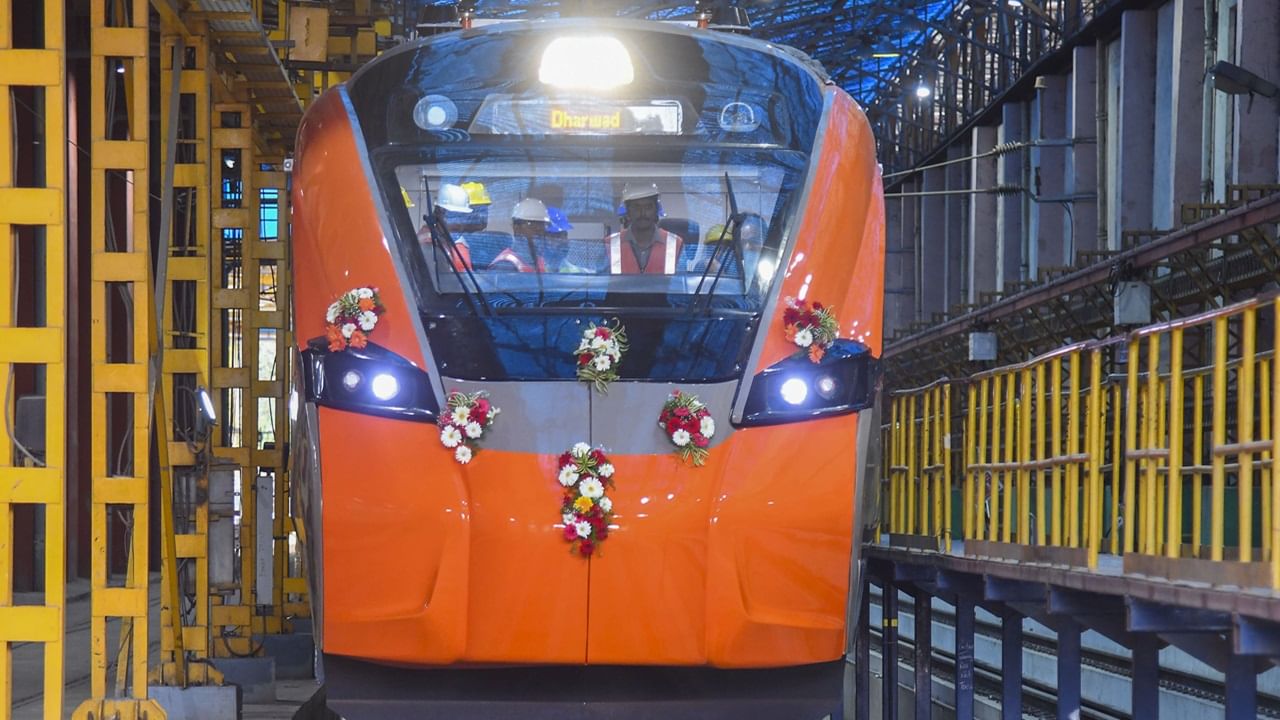 Vande Bharat Sleeper : ഇനിയും വേഗത കൂട്ടൂ ഷേര്ഖാന്, തുളുമ്പില്ല ഒരു തുള്ളി ! 180 കി.മീയില് കുതിക്കുന്ന വന്ദേ ഭാരത് സ്ലീപ്പര്, ‘അനങ്ങാതെ’ ഗ്ലാസിലെ വെള്ളം, വീഡിയോ വൈറല് Vande Bharat Sleeper : ഇനിയും വേഗത കൂട്ടൂ ഷേര്ഖാന്, തുളുമ്പില്ല ഒരു തുള്ളി ! 180 കി.മീയില് കുതിക്കുന്ന വന്ദേ ഭാരത് സ്ലീപ്പര്, ‘അനങ്ങാതെ’ ഗ്ലാസിലെ വെള്ളം, വീഡിയോ വൈറല്