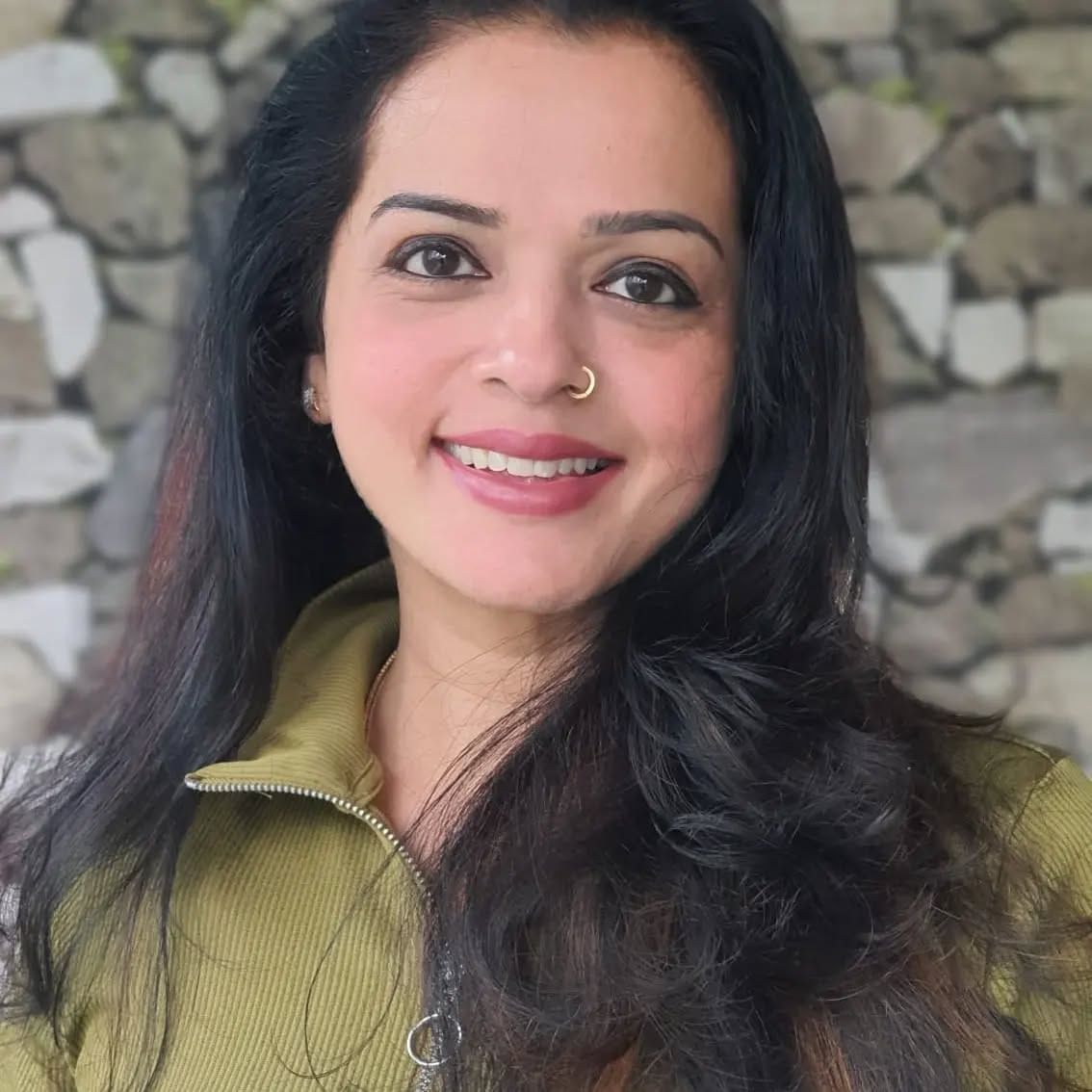 വിദേശത്ത് നിന്നു കൊണ്ട് കല മേഖലയിലുള്ള തൻ്റെ പഠനം തുടരുകയായിരുന്നു വിന്ദുജ. ഡോക്ടറേറ്റ് നേടുകയും ചെയ്തു. എന്നാൽ ഇപ്പോൾ കുടുംബത്തോടൊപ്പം ഇന്ത്യയിൽ തന്നെ ചിലവഴിക്കുകയാണ് വിന്ദുജ.