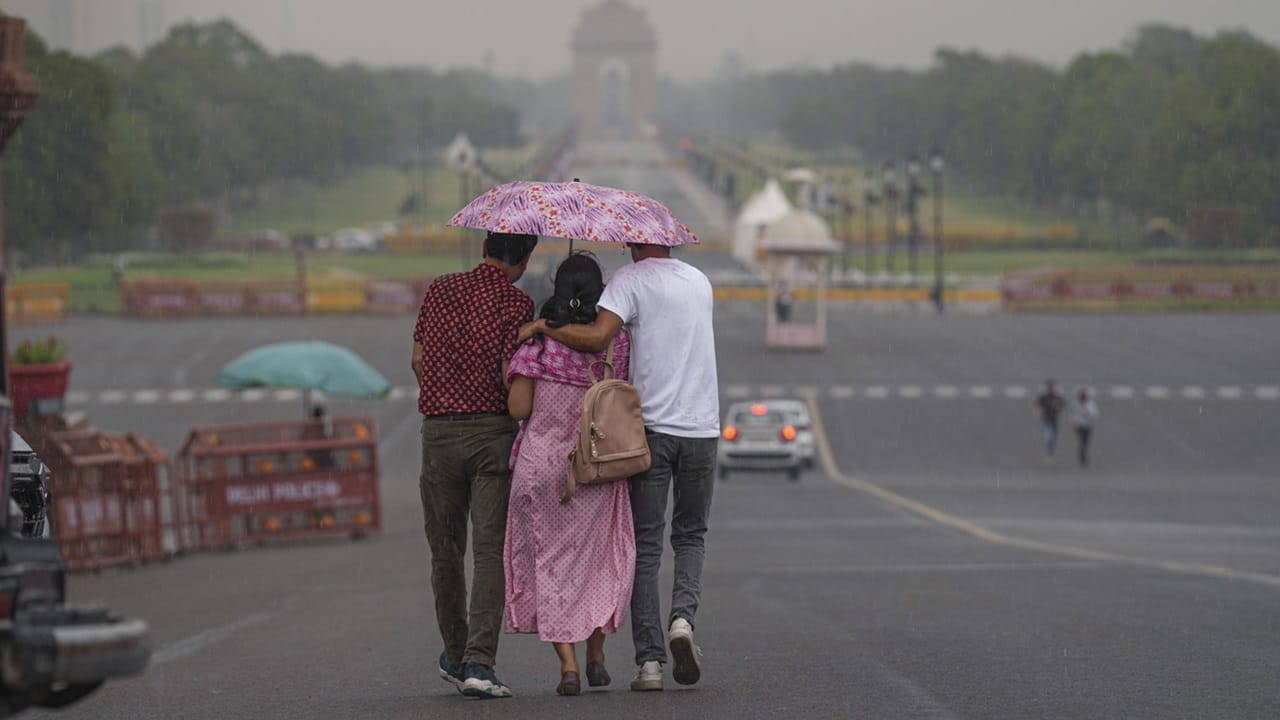 സായാഹ്ന നടത്തവും നല്ലത് തന്നെ. അത്താഴത്തിന് ശേഷം നടക്കുന്നത് ദഹനത്തിന് നല്ലതാണ്. സായാഹ്ന നടത്തം നല്ല ഉറക്കം കിട്ടാനും സഹായകരമാകും. സായാഹ്ന നടത്തം ഭക്ഷണത്തിന് ശേഷമുള്ള ഗ്ലൂക്കോസിന്റെ അളവ് നിയന്ത്രിക്കുന്നതിനും ഫലപ്രദമാണെന്നാണ് റിപ്പോര്‍ട്ട്. പകല്‍ സമയത്തെ പിരിമുറുക്കം ലഘൂകരിക്കാനും പ്രയോജനപ്രദമാണ് (Image Credits : PTI)