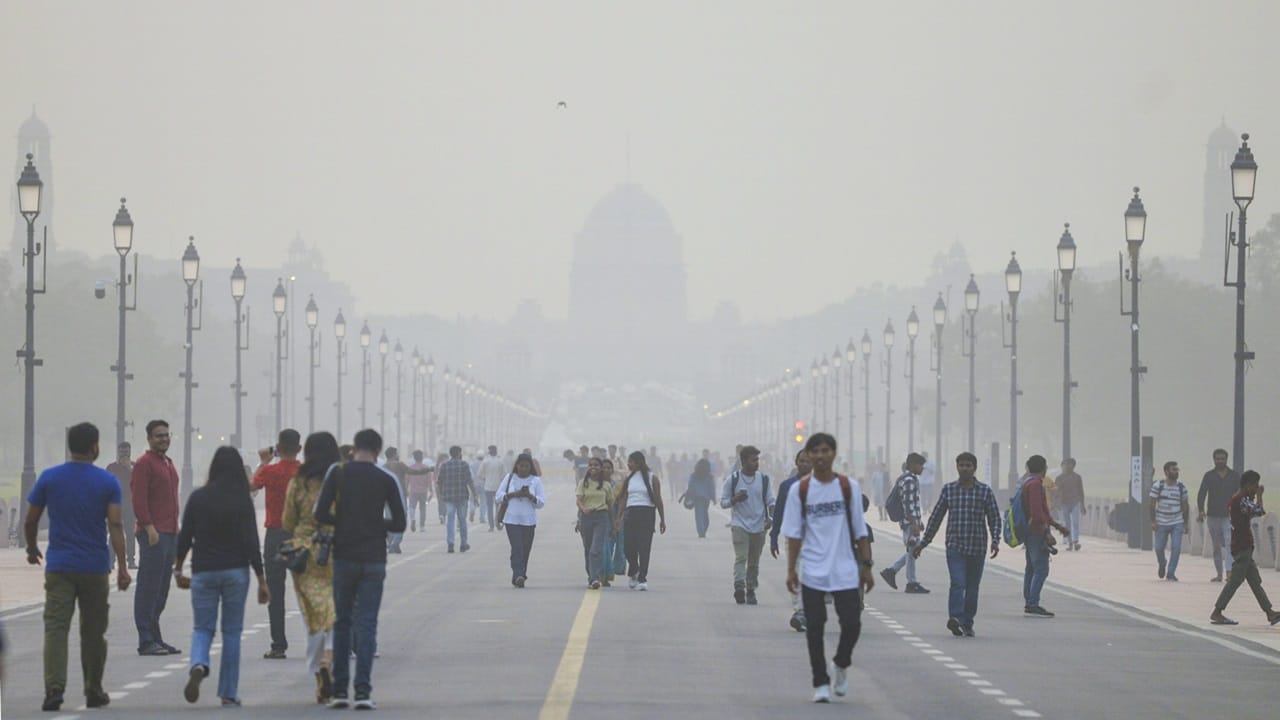 പ്രഭാത സമയത്ത് നാം വെറും വയറ്റിലാകും നടക്കുന്നത്. ഇത് കലോറി എരിച്ചുകളയാന്‍ സഹായിക്കും. പ്രഭാത നടത്തം മനസിനും ശരീരത്തിനും ഉന്മേഷവും നല്‍കുന്നു. രാവിലെ നടക്കുന്നത് ഇളംവെയില്‍ കിട്ടാന്‍ ഉപകരിക്കുമെന്നതിനാല്‍ വിറ്റാമിന്‍ ഡിയും ലഭിക്കുന്നു (Image Credits : PTI)