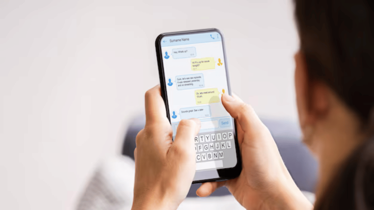 സെൽഫി സ്റ്റിക്കാറാക്കാൻ ക്രിയേറ്റ് സ്റ്റിക്കർ എന്ന ഐക്കൺ ക്ലിക്ക് ചെയ്യുക. അതിൽ കാണുന്ന ക്യാമറ ഓപ്ഷൻ ക്ലിക്ക് ചെയ്ത് സെൽഫിയെടുക്കാവുന്നതാണ്. ഇതിനെ ഓട്ടോമാറ്റിക്കായി സ്റ്റിക്കറാക്കി മാറ്റാം. ഇത് ഉപഭോക്താക്കൾക്ക് കൂടുതൽ രസകരമായ അനുഭവം നൽകുമെന്നാണ് കമ്പനിയുടെ വിശദീകരണം.