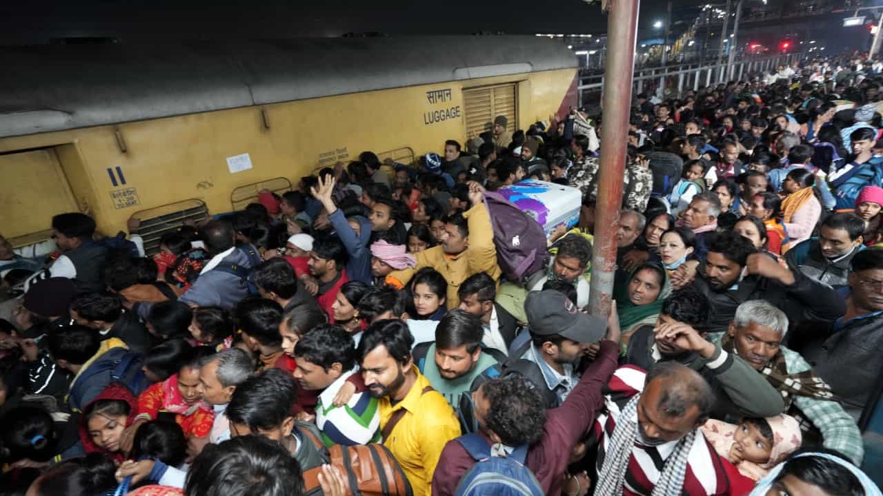 Delhi Railway Station Stampede: മരിച്ചവരിൽ 11 സ്ത്രീകളും നാല് കുട്ടികളും; ഡൽഹി റെയിൽവേ സ്റ്റേഷനിലെ ദുരന്തത്തിൽ മരണസംഖ്യ കുതിച്ചുയരുന്നു