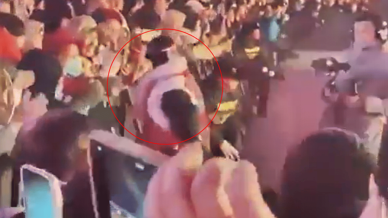 Robot Attacks: അക്രമാസക്തനായി റോബോട്ട്, ജനക്കൂട്ടത്തിന് നേരെ പാഞ്ഞടുത്തു; ഭീതിയുണർത്തി വീഡിയോ Robot Attacks: അക്രമാസക്തനായി റോബോട്ട്, ജനക്കൂട്ടത്തിന് നേരെ പാഞ്ഞടുത്തു; ഭീതിയുണർത്തി വീഡിയോ