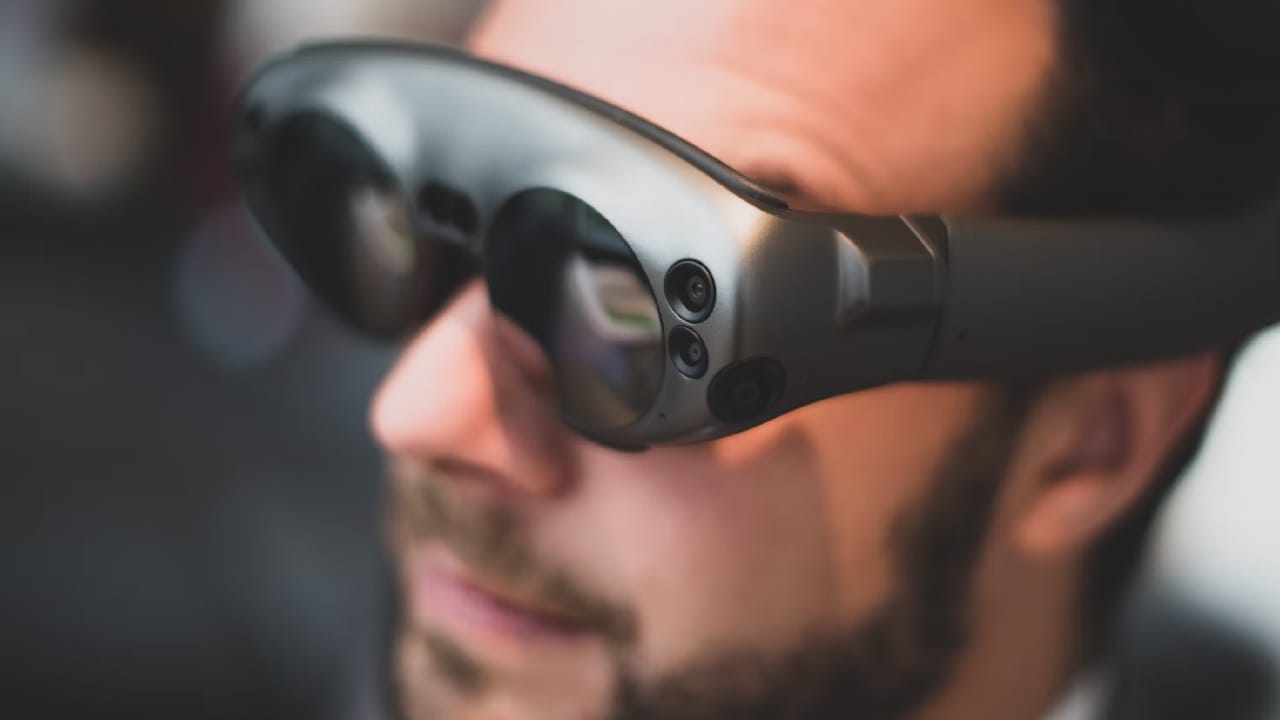 സാധാരണ എആർ ഗ്ലാസുകളിൽ നിന്ന് വ്യത്യസ്തമാവും പുതിയ എആർ ഗ്ലാസ്. സാദാ കണ്ണടകൾക്ക് സമാനമായ ഡിസൈനാവും മാക് കമ്പ്യൂട്ടറുകൾക്കായി ഒരുങ്ങുന്ന എആർ ഗ്ലാസിൻ്റേതെന്ന് റിപ്പോർട്ടുകളുണ്ട്. കണ്ണടയുടെ ഗ്ലാസ് ഒരു ഡിസ്പ്ലേ പോലെയാവും പ്രവർത്തിക്കുക എന്നും റിപ്പോർട്ടുകൾ സൂചിപ്പിക്കുന്നു. (Image Courtesy- Unsplash)