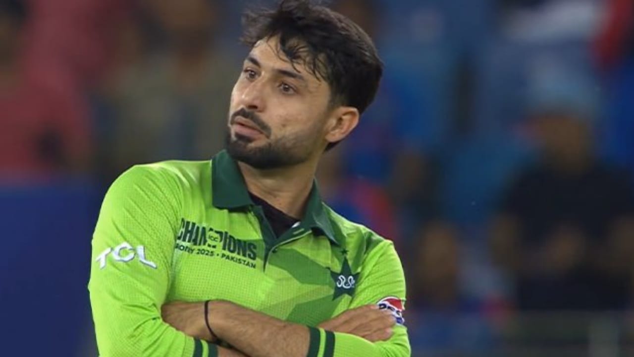 സ്വന്തം നാട്ടിലെ ടൂർണമെൻ്റിൽ നിന്ന് ആദ്യം പുറത്തായ ടീമായി ആതിഥേയരായ പാകിസ്താൻ. ബംഗ്ലാദേശിനെ ന്യൂസീലൻഡ് തോല്പിച്ചതോടെയാണ് പാകിസ്താൻ ടൂർണമെൻ്റിൽ നിന്ന് പുറത്തായത്. ബംഗ്ലാദേശ് ന്യൂസീലൻഡിനെ പരാജയപ്പെടുത്തിയിരുന്നെങ്കിൽ സാങ്കേതികമായി പാകിസ്താന് സെമിഫൈനലിൽ കയറാൻ സാധ്യത നിലനിൽക്കുമായിരുന്നു. എന്നാൽ, ഇനി അതില്ല. (Image Courtesy - Social Media)
