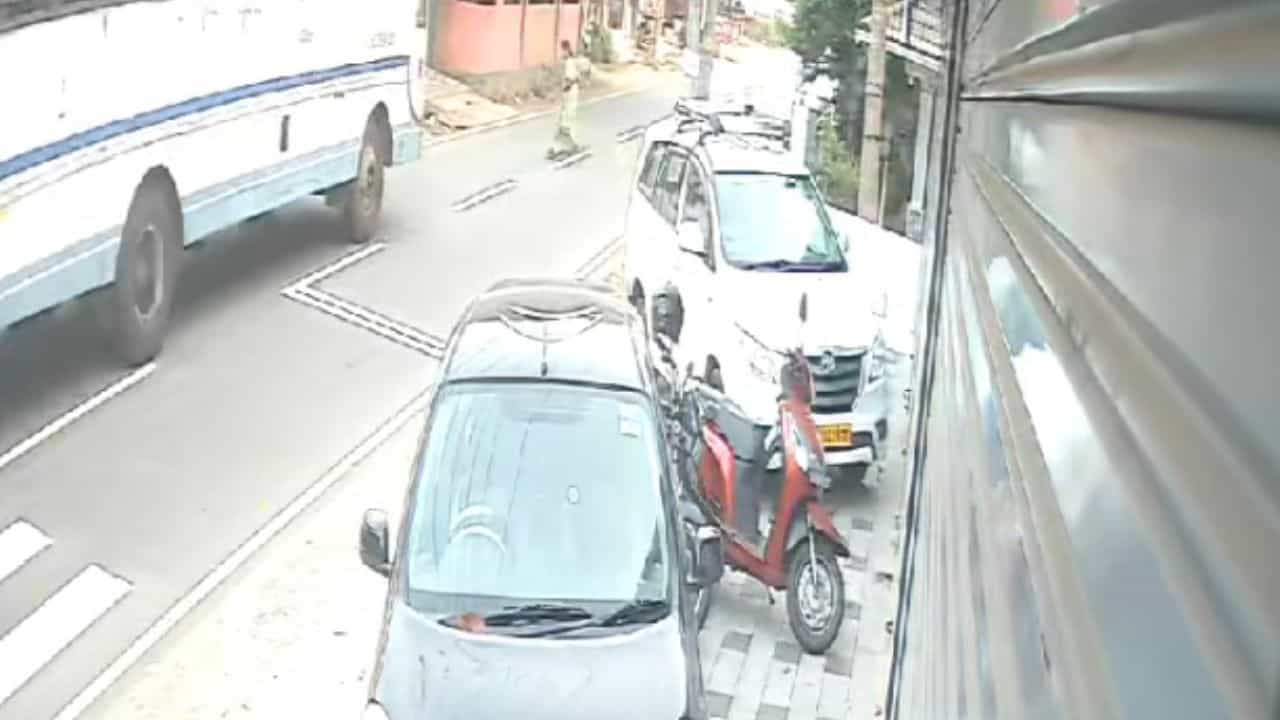KSRTC Accident Video : പത്തനംതിട്ട വെണ്ണിക്കുളത്ത് റോഡ് മുറിച്ചുകടക്കാൻ ശ്രമിച്ച വയോധിക കെഎസ്ആർടിസി ബസിടിച്ച് മരിച്ചു