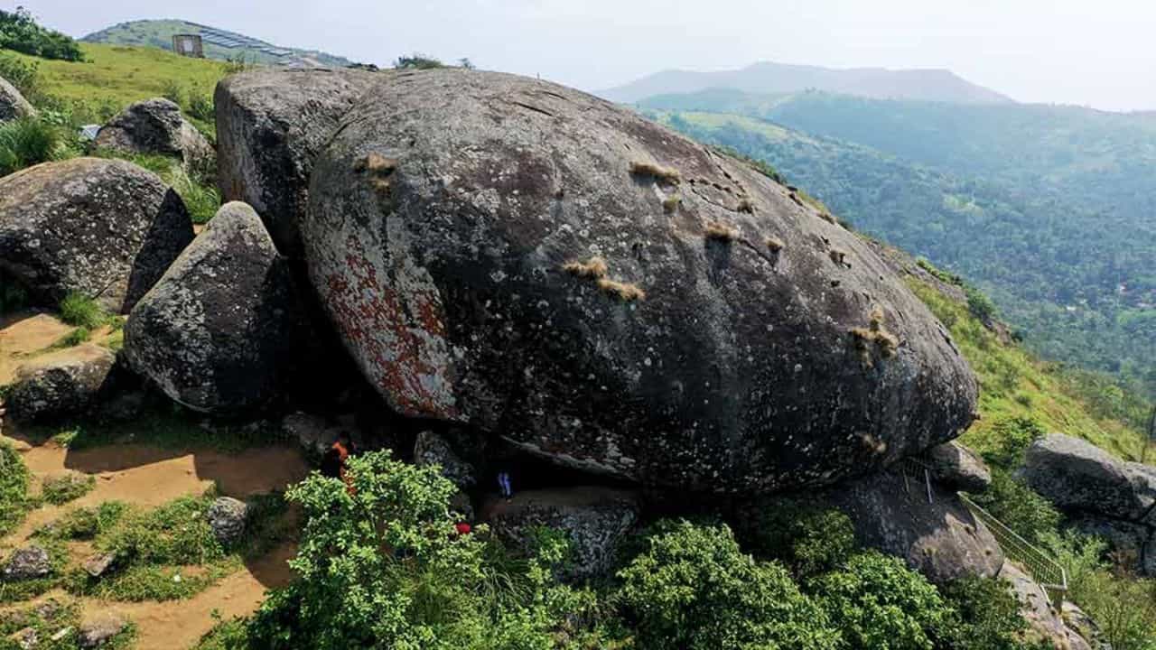 Amappara Tourism: ആമപ്പാറ നിങ്ങളെ കാത്തിരിക്കുന്നു; പാറകള്‍ക്കിടയിലൂടെ സാഹസിക യാത്ര പോകാം