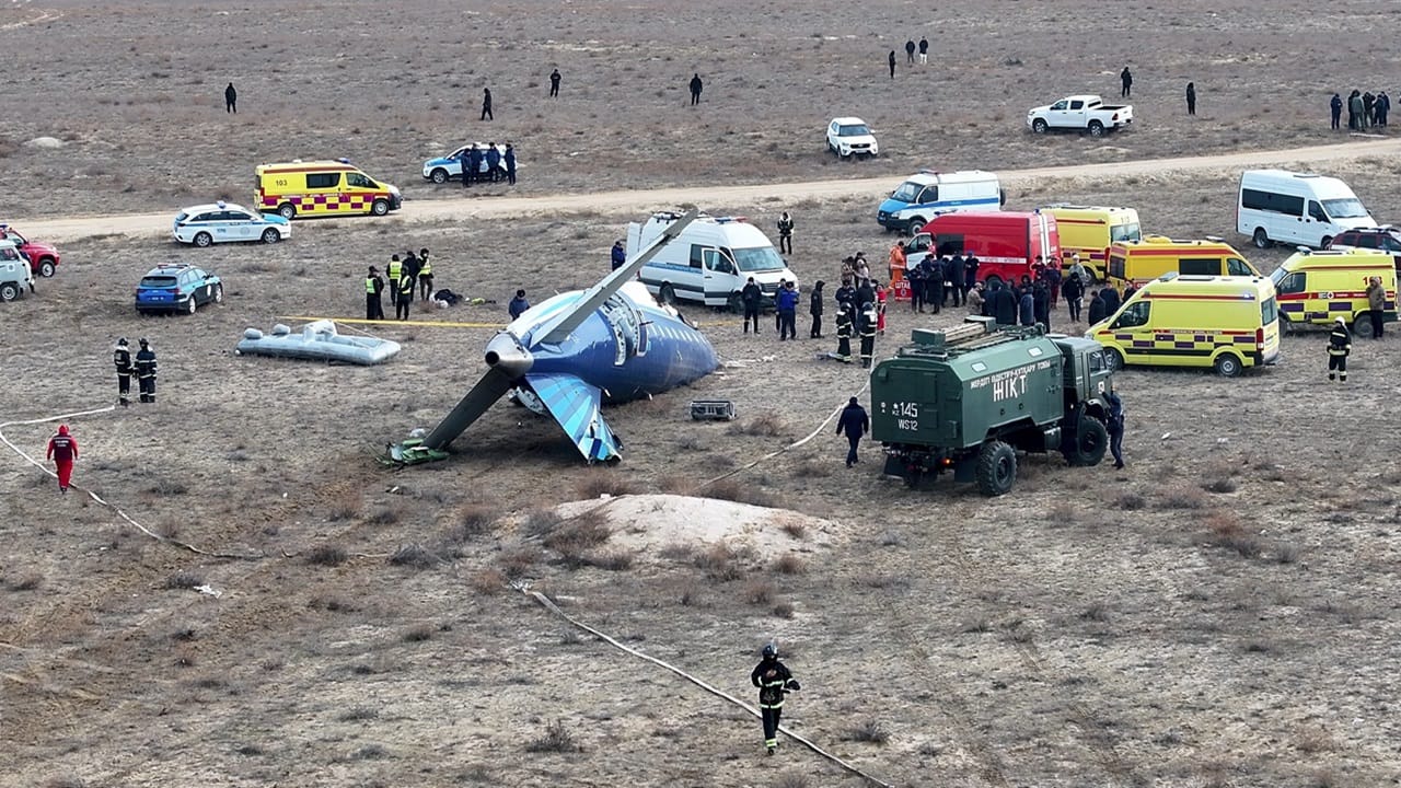 ഡിസംബര്‍ 25ന് കസാക്കിസ്ഥാനിലെ അക്തൗവിന് സമീപം അടിയന്തര ലാന്‍ഡിംഗ് നടത്തുന്നതിനിടെ അസര്‍ബൈജാന്‍ എയര്‍ലൈന്‍സ് ഫ്‌ളൈറ്റ് 8243 തകര്‍ന്നുവീണ് 38 പേരാണ് മരിച്ചത്. വിമാനത്തില്‍ 67 പേരുണ്ടായിരുന്നു. റഷ്യന്‍ സര്‍ഫസ് ടു എയര്‍ മിസൈല്‍ മൂലമാണ് വിമാനത്തിന് കേടുപാടുകള്‍ സംഭവിച്ചതെന്ന സംശയങ്ങള്‍ പ്രചരിച്ചിരുന്നു