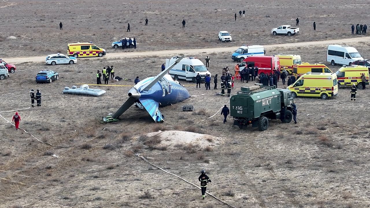 ഡിസംബര്‍ 25ന് കസാക്കിസ്ഥാനിലെ അക്തൗവിന് സമീപം അടിയന്തര ലാന്‍ഡിംഗ് നടത്തുന്നതിനിടെ അസര്‍ബൈജാന്‍ എയര്‍ലൈന്‍സ് ഫ്‌ളൈറ്റ് 8243 തകര്‍ന്നുവീണ് 38 പേരാണ് മരിച്ചത്. വിമാനത്തില്‍ 67 പേരുണ്ടായിരുന്നു. റഷ്യന്‍ സര്‍ഫസ് ടു എയര്‍ മിസൈല്‍ മൂലമാണ് വിമാനത്തിന് കേടുപാടുകള്‍ സംഭവിച്ചതെന്ന സംശയങ്ങള്‍ പ്രചരിച്ചിരുന്നു