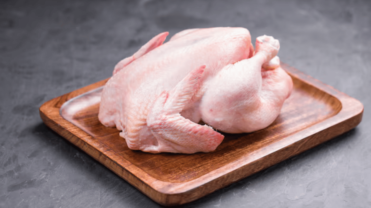 നമ്മുടെ ആരോ​ഗ്യ സുരക്ഷയെ മാനിച്ച് ഇറച്ചി വൃത്തിയായി കഴുകി തന്നെ പാചകം ചെയ്യേണ്ടത് നിർബന്ധമാണ്. എന്നാൽ അടുക്കളയിൽ വൃത്തിയാക്കിയ ശേഷവും നിലനിൽക്കുന്ന ദുർ​ഗന്ധം അത് അസഹനീയമാണ്. ഇനി വിഷമിക്കേണ്ട ശരിയായ രീതിയിൽ വൃത്തിയാക്കാനുള്ള ചില എളുപ്പവഴികൾ നോക്കാം.
 