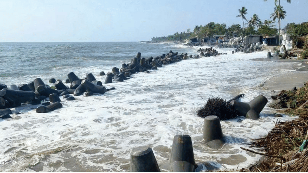Kerala Coastal Alert: സംസ്ഥാനത്ത് കള്ളക്കടൽ പ്രതിഭാസത്തിന് സാധ്യത; നാളെ കേരളാ തീരത്ത് ജാഗ്രത നിർദേശം Kerala Coastal Alert: സംസ്ഥാനത്ത് കള്ളക്കടൽ പ്രതിഭാസത്തിന് സാധ്യത; നാളെ കേരളാ തീരത്ത് ജാഗ്രത നിർദേശം