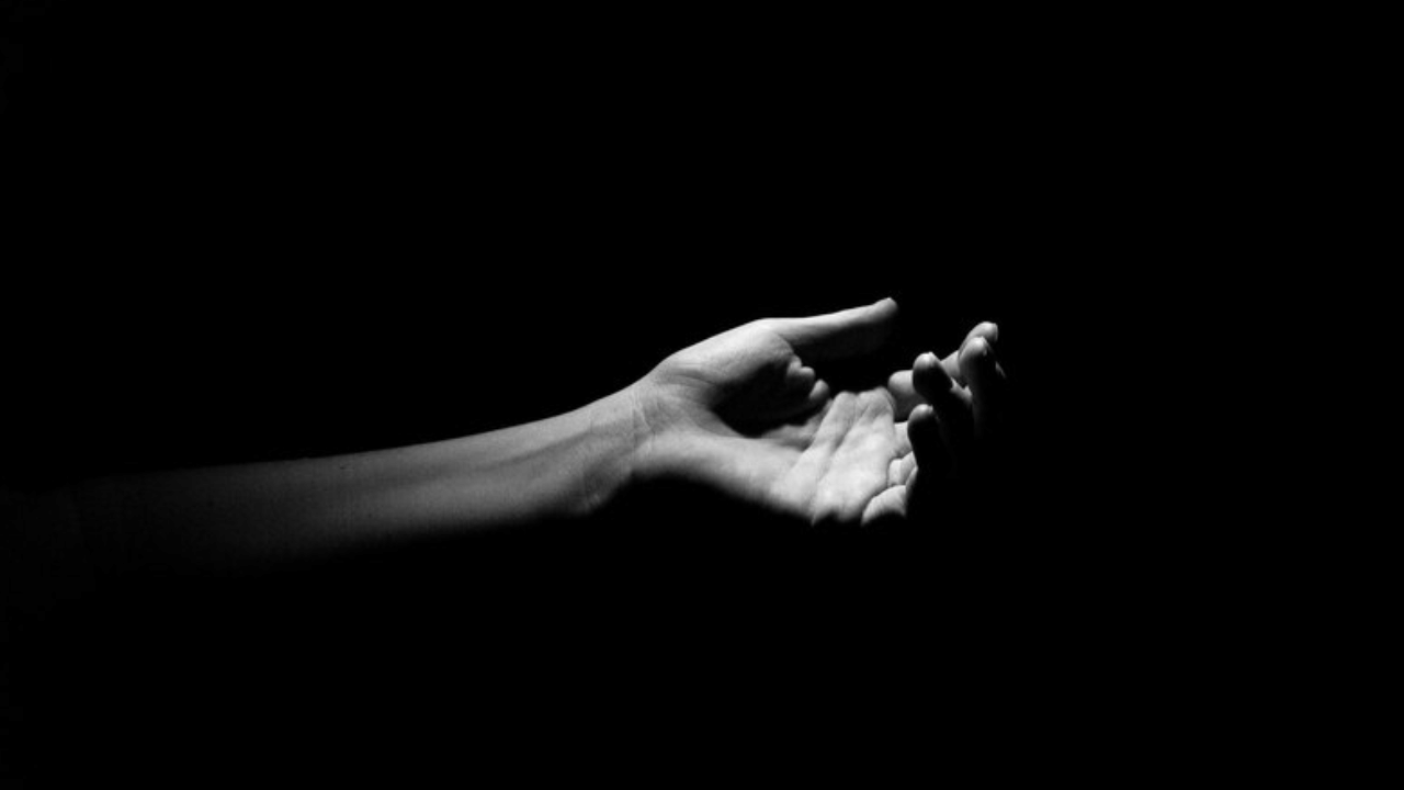 Clash Over Cremation: അച്ഛന്റെ സംസ്കാരത്തെ ചൊല്ലി മക്കൾ തമ്മിൽ തർക്കം; മൃതദേഹം രണ്ടാക്കാമെന്ന് ഒരാൾ; നടന്നത് നാടകീയരംഗങ്ങൾ Clash Over Cremation: അച്ഛന്റെ സംസ്കാരത്തെ ചൊല്ലി മക്കൾ തമ്മിൽ തർക്കം; മൃതദേഹം രണ്ടാക്കാമെന്ന് ഒരാൾ; നടന്നത് നാടകീയരംഗങ്ങൾ