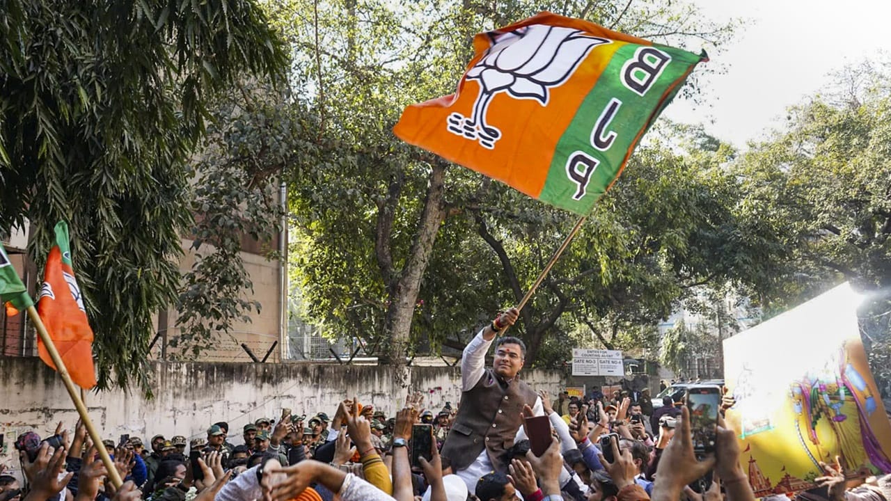 ഒടുവില്‍ ഡല്‍ഹി തിരഞ്ഞെടുപ്പിന് പര്യവസാനമായി. 48 സീറ്റുകളെന്ന തകര്‍പ്പന്‍ നേട്ടത്തോടെ 27 വര്‍ഷങ്ങള്‍ക്ക് ശേഷം ബിജെപി അധികാരത്തിലേക്ക് തിരിച്ചെത്തി. തുടര്‍വിജയങ്ങള്‍ മോഹിച്ച് ഇറങ്ങിയ ആം ആദ്മി പാര്‍ട്ടിക്ക് നേടാനായത് 26 വോട്ടുകള്‍ മാത്രം. കോണ്‍ഗ്രസിന് അടിപതറി. എക്‌സിറ്റ് പോളുകള്‍ ശരിവയ്ക്കുന്ന തരത്തിലായിരുന്നു ഫലം പുറത്തുവന്നത് (Image Credits : PTI)