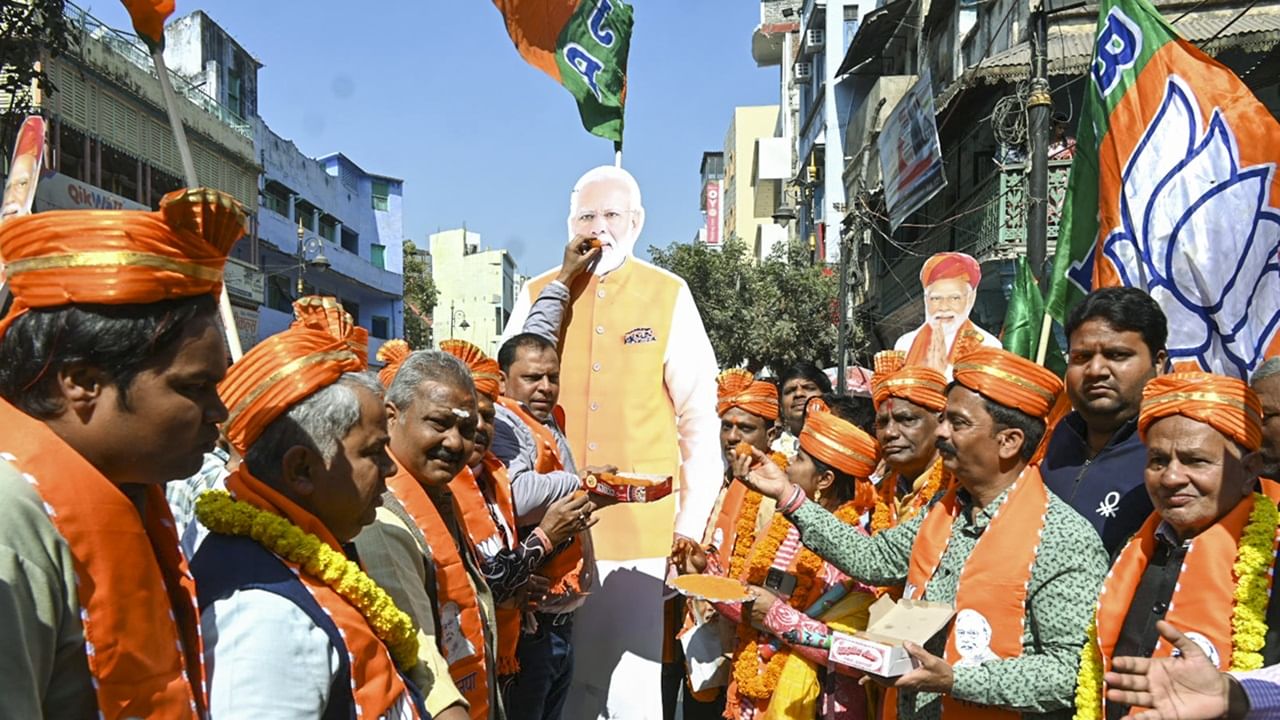 ഓരോ പാര്ട്ടികളും നേടിയ വോട്ടിങ് ശതമാനം എത്രയെന്ന് നോക്കാം. 45.56 ശതമാനം വോട്ടുകളാണ് ബിജെപി നേടിയത്. ആം ആദ്മി പാര്ട്ടി 43.57 ശതമാനം വോട്ടുകള് നേടി. കോണ്ഗ്രസ് നേടിയത് 6.34 ശതമാനം വോട്ടുകള്. സിപിഐയ്ക്ക് 0.02 ശതമാനം വോട്ടുകള് കിട്ടി. സിപിഎമ്മിന് കിട്ടിയത് 0.01 ശതമാനം വോട്ടുകള് മാത്രം (Image Credits : PTI)