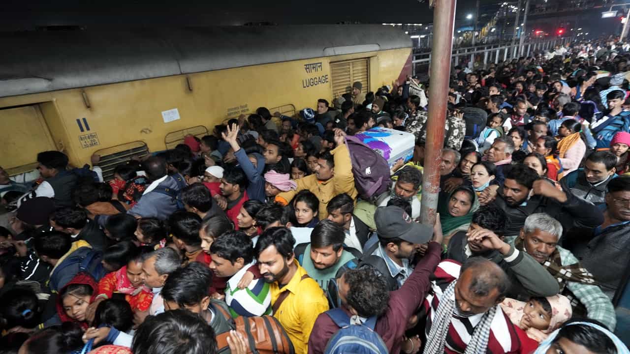 Delhi Railway Station Stampede: അറിയിപ്പ് നൽകിയതിലെ ആശയക്കുഴപ്പം; മൂന്നു ട്രെയിനുകൾ വൈകി; ഡൽഹി റെയിൽവേ സ്റ്റേഷനിലെ ദുരന്തത്തെപ്പറ്റി പോലീസ്