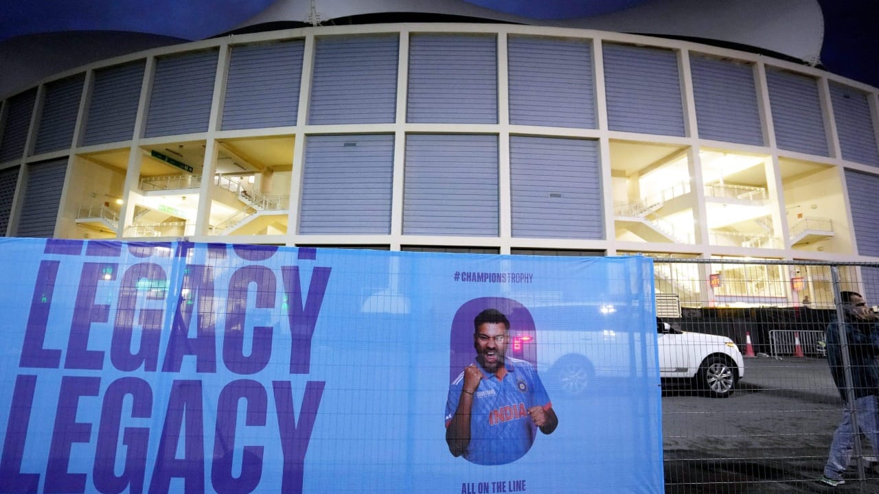 ചാമ്പ്യൻസ് ട്രോഫി ഇന്ന് മുതൽ ആരംഭിക്കുകയാണ്. 29 വർഷങ്ങൾക്ക് ശേഷമാണ് പാകിസ്താനിൽ ഒരു ഐസിസി ഇവൻ്റ് നടക്കുന്നത്. ഏറെ വർഷങ്ങൾക്ക് ശേഷം രാജ്യത്തെത്തുന്ന ഐസിസി ഇവൻ്റിനായി പാകിസ്താൻ്റെ ഒരുക്കങ്ങൾ തുടരുകയാണ്. സുരക്ഷയിലടക്കം വിട്ടുവീഴ്ചയില്ലാത്ത തയ്യാറെടുപ്പുകളാണ് പാകിസ്താൻ നടത്തിയിരിക്കുന്നത്. (Image Credits - PTI)
