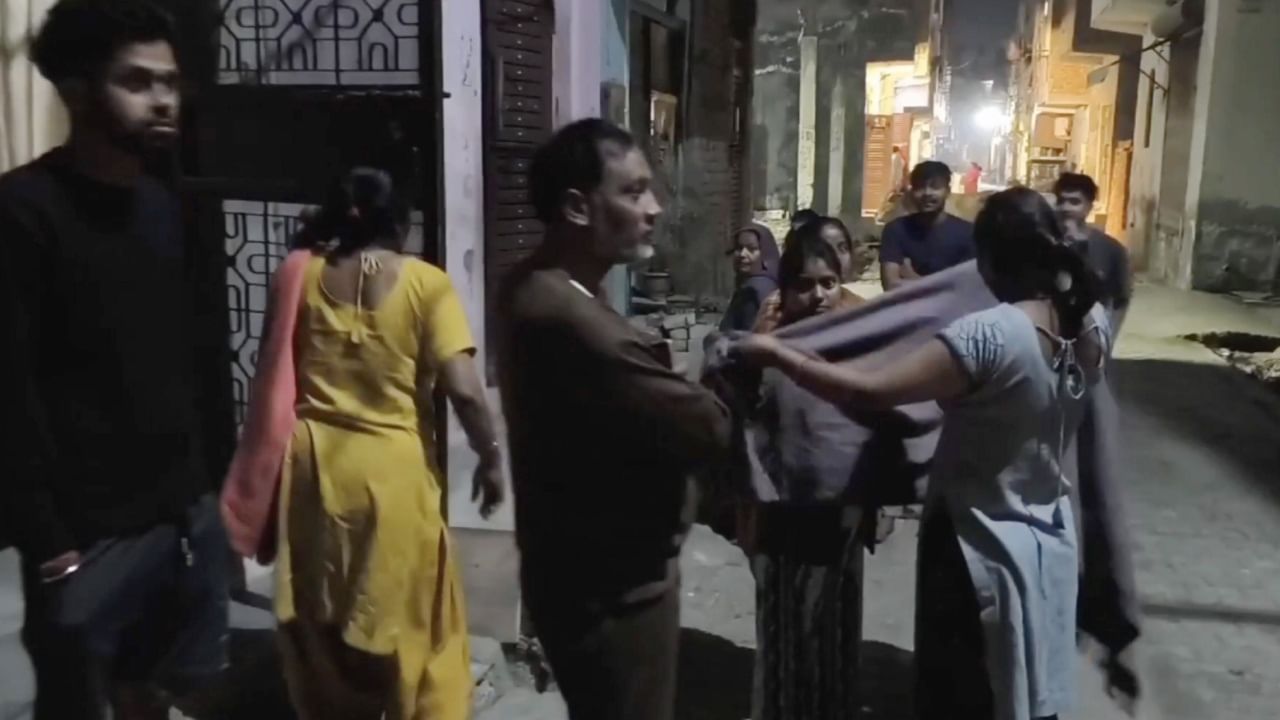 Delhi Earthquake: ഡൽഹിയിൽ ശക്തമായ ഭൂചലനം; ഉത്തരേന്ത്യയിലുടനീളം മുഴക്കമനുഭവപ്പെട്ടെന്ന് അധികൃതർ Delhi Earthquake: ഡൽഹിയിൽ ശക്തമായ ഭൂചലനം; ഉത്തരേന്ത്യയിലുടനീളം മുഴക്കമനുഭവപ്പെട്ടെന്ന് അധികൃതർ