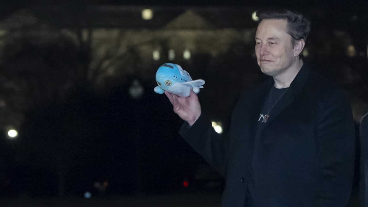 Elon Musk: പ്രശ്‌നം ട്രംപുമായുള്ള ബന്ധം തന്നെ; മസ്‌കിന്റെ കനേഡിയന്‍ പൗരത്വം നഷ്ടപ്പെടുമോ? ടെസ്ല മേധാവിയ്‌ക്കെതിരായ ഒപ്പിടല്‍ മഹാമഹത്തിന് പിന്നില്‍