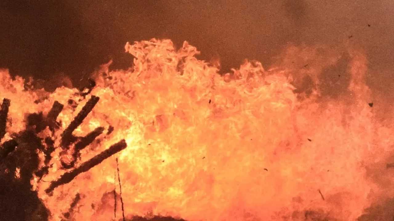 Bus Catches Fire : ബെംഗളൂരുവില് നിന്ന് കണ്ണൂരിലേക്ക് വരികയായിരുന്ന സ്വകാര്യ ബസിന് തീപിടിച്ചു, ഒഴിവായത് വന് ദുരന്തം Bus Catches Fire : ബെംഗളൂരുവില് നിന്ന് കണ്ണൂരിലേക്ക് വരികയായിരുന്ന സ്വകാര്യ ബസിന് തീപിടിച്ചു, ഒഴിവായത് വന് ദുരന്തം