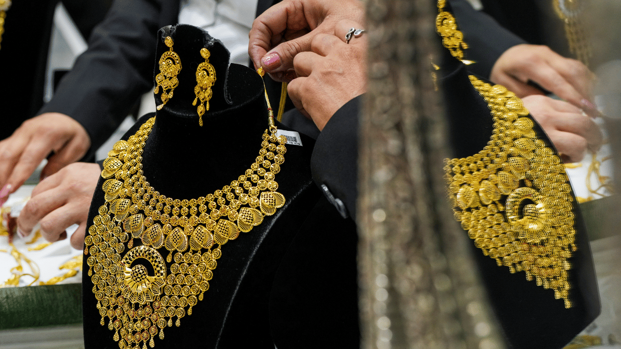 Kerala Gold Price: കയറിക്കയറി ഇതെങ്ങോട്ടാ! സ്വർണവില വീണ്ടും കൂടി; ഇന്നത്തെ നിരക്ക് അറിയാം Kerala Gold Price: കയറിക്കയറി ഇതെങ്ങോട്ടാ! സ്വർണവില വീണ്ടും കൂടി; ഇന്നത്തെ നിരക്ക് അറിയാം