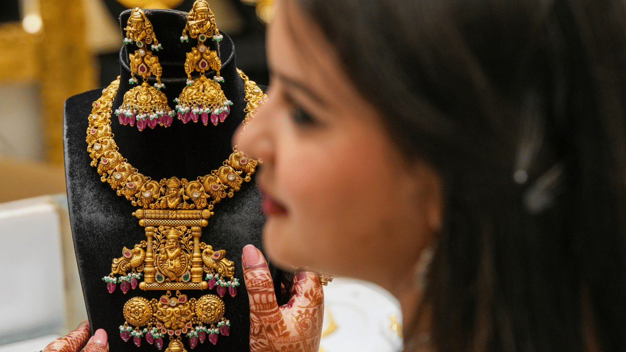 Kerala Gold Price: ഇതിനൊരു അവസാനമില്ലേ! വീണ്ടും സ്വര്ണവില കൂടി; ഇന്നത്തെ നിരക്ക് അറിയാം Kerala Gold Price: ഇതിനൊരു അവസാനമില്ലേ! വീണ്ടും സ്വര്ണവില കൂടി; ഇന്നത്തെ നിരക്ക് അറിയാം