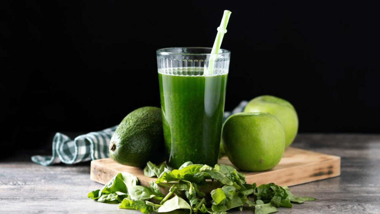 Green Juice Benefits: ഗ്രീൻ ജ്യൂസ് ഡയറ്റിൽ ഉൾപ്പെടുത്തൂ; ഒന്നും രണ്ടുമല്ല പലതുണ്ട് ഗുണങ്ങൾ Green Juice Benefits: ഗ്രീൻ ജ്യൂസ് ഡയറ്റിൽ ഉൾപ്പെടുത്തൂ; ഒന്നും രണ്ടുമല്ല പലതുണ്ട് ഗുണങ്ങൾ