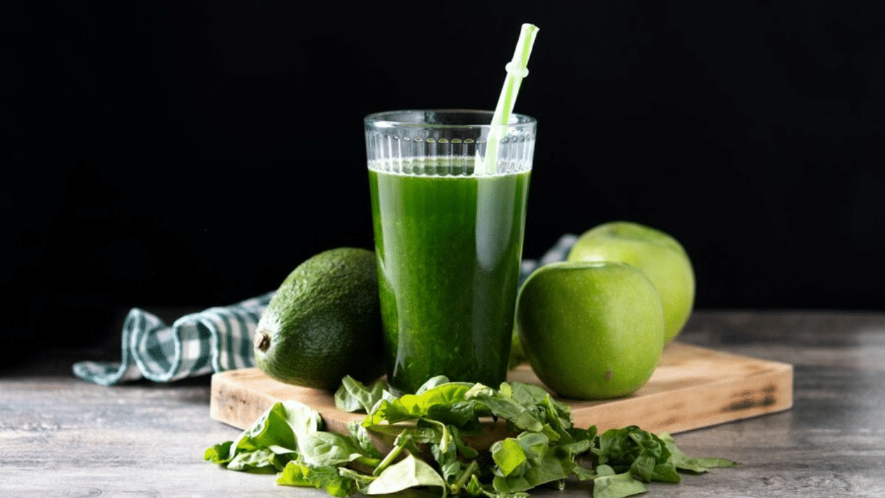 Green Juice Benefits: ‘ഗ്രീൻ ജ്യൂസ്’ ഡയറ്റിൽ ഉൾപ്പെടുത്തൂ; ഒന്നും രണ്ടുമല്ല പലതുണ്ട് ഗുണങ്ങൾ Green Juice Benefits: ‘ഗ്രീൻ ജ്യൂസ്’ ഡയറ്റിൽ ഉൾപ്പെടുത്തൂ; ഒന്നും രണ്ടുമല്ല പലതുണ്ട് ഗുണങ്ങൾ