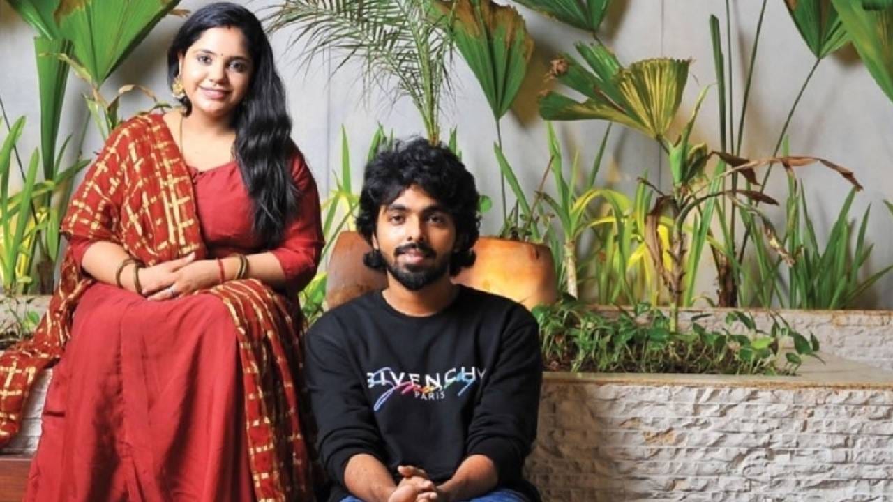 ആരാധകരുടെ പ്രിയ താരദമ്പതികളായിരുന്നു സം​ഗീതസംവിധായകൻ ജിവി പ്രകാശും ​ഗായിക സൈന്ധവിയും. ഇരുവരും ഒരുമിച്ചുള്ള കോമ്പോ ഏറെ ഹിറ്റാണ്. എന്നാൽ ആരാധകരെ ഞെട്ടിപ്പിച്ചായിരുന്നു ഇരുവരുടെ വിവാഹ മോചന വാർത്ത പുറത്തുവന്നത്. കഴിഞ്ഞ വർഷം മെയിലായിരുന്നു വേർപിരിയുന്നുവെന്ന് പറഞ്ഞുകൊണ്ട് ഒരു പ്രസ്ഥാവന സോഷ്യൽ മീഡിയയിൽ പങ്കുവച്ചത്. (image credits: social media)
