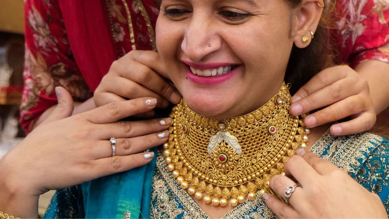 Kerala Gold Rate Today: ഇടിഞ്ഞ് സ്വർണവില;  ഇനിയും കുറയും! മാർച്ച് മാസം കാത്തിരിക്കുന്നത് എന്ത്? ഇന്നത്തെ നിരക്ക് അറിയാം