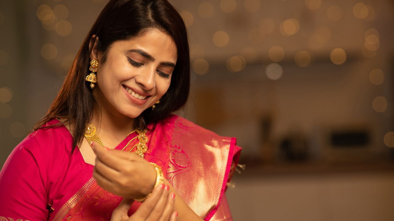 22 കാരറ്റിലും 24 കാരറ്റിലും ഉള്ളതിനേക്കാള്‍ കുറഞ്ഞ അളവിലാണ് 18 കാരറ്റില്‍ സ്വര്‍ണത്തിന്റെ അളവ് ഉള്ളത്. എന്നാല്‍ ഇവ രണ്ടിനെയും അപേക്ഷിച്ച് 18 കാരറ്റ് സ്വര്‍ണം ഏറെ ഉപയോഗിക്കാന്‍ സാധിക്കുന്നതാണ്. ദിവസേന ഉള്ള ഉപയോഗത്തിന് നല്ലത് 18 കാരറ്റ് സ്വര്‍ണമാണ്. (Image Credits: Deepak Sethi/E+/Getty Images)