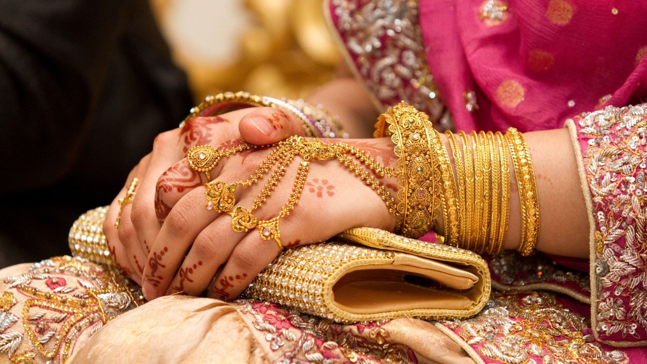 കുറഞ്ഞ വില, ആധുനിക രൂപകല്‍പ്പന, ഉറപ്പുള്ള ഘടന എന്നിങ്ങനെയുള്ള കാര്യങ്ങളാണ് ആളുകളെ 18 കാരറ്റിലേക്ക് ആകര്‍ഷിക്കുന്നത്. (Image Credits: SarahB Photography/Moment/Getty Images)