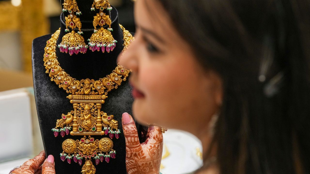 മറ്റ് കാരറ്റുകളെ അപേക്ഷിച്ച് ഉറപ്പുള്ളതിനാല്‍ തന്നെ ദൈനംദിന ഉപയോഗങ്ങള്‍ക്ക് വളരെ മികച്ചതാണ്. മറ്റുള്ളവയെ പോലെ 18 കാരറ്റ് വാങ്ങിക്കാനായി വലിയ വില നല്‍കേണ്ടതായും വരുന്നില്ല. (Image Credits: PTI)