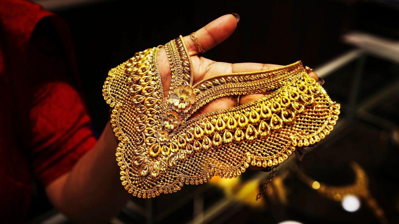 എന്നാല്‍ 18 കാരറ്റ് സ്വര്‍ണത്തിന് 22 കാരറ്റിനേക്കാളും 24 കാരറ്റിനേക്കാളും കുറഞ്ഞ റീസെയില്‍ വാല്യൂ ആണുള്ളത്. വാങ്ങിക്കുമ്പോഴും വില്‍ക്കുമ്പോഴും കുറഞ്ഞ തുക ഉണ്ടാകുകയുള്ളു. അതിനാല്‍ തന്നെ മികച്ചൊരു നിക്ഷേപ മാര്‍ഗമായി 18 കാരറ്റ് സ്വര്‍ണത്തെ പരിഗണിക്കാന്‍ സാധിക്കില്ല. (Image Credits: PTI)